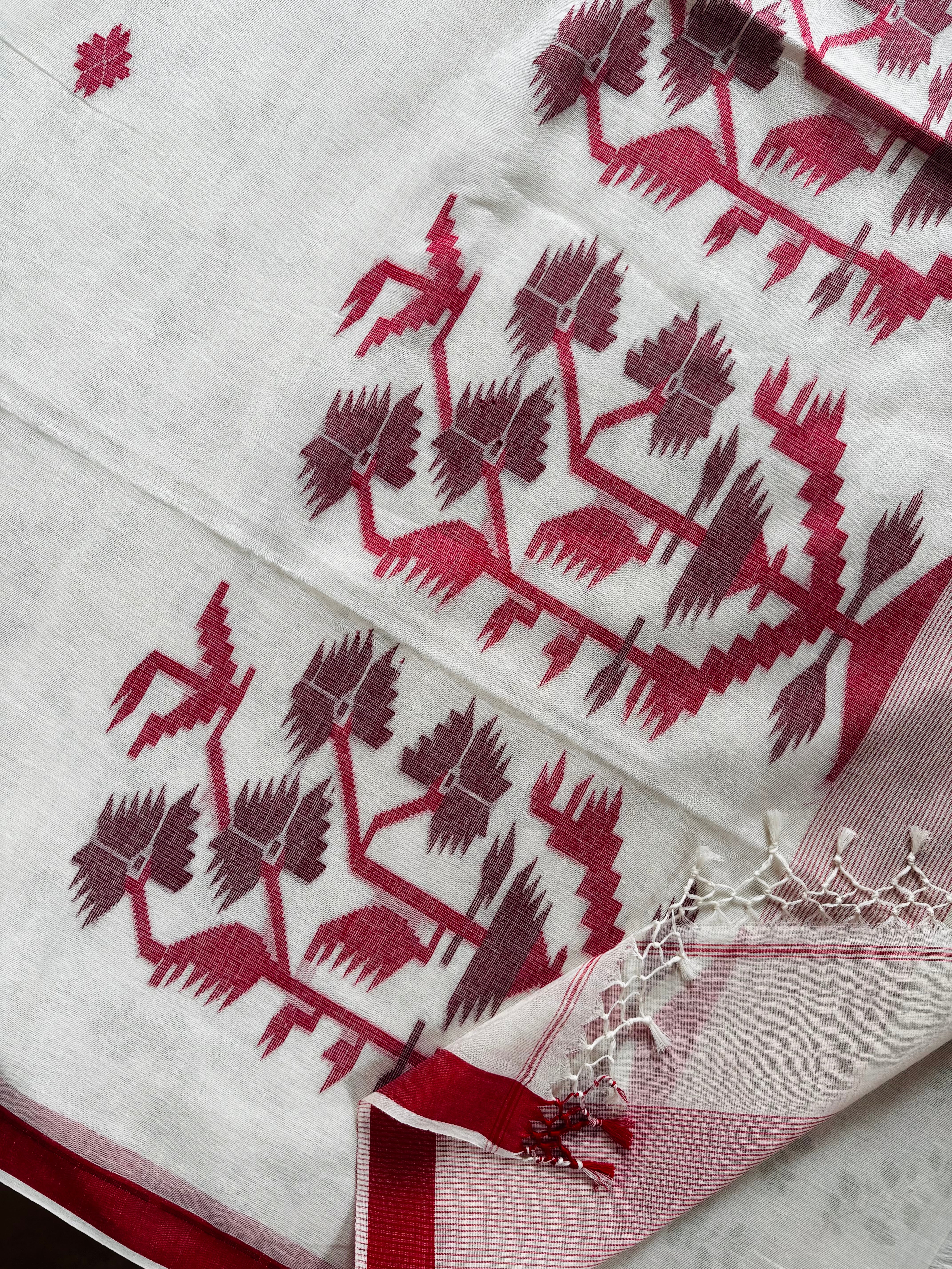 Handwoven Offwhite Red Cotton Jamdani Saree