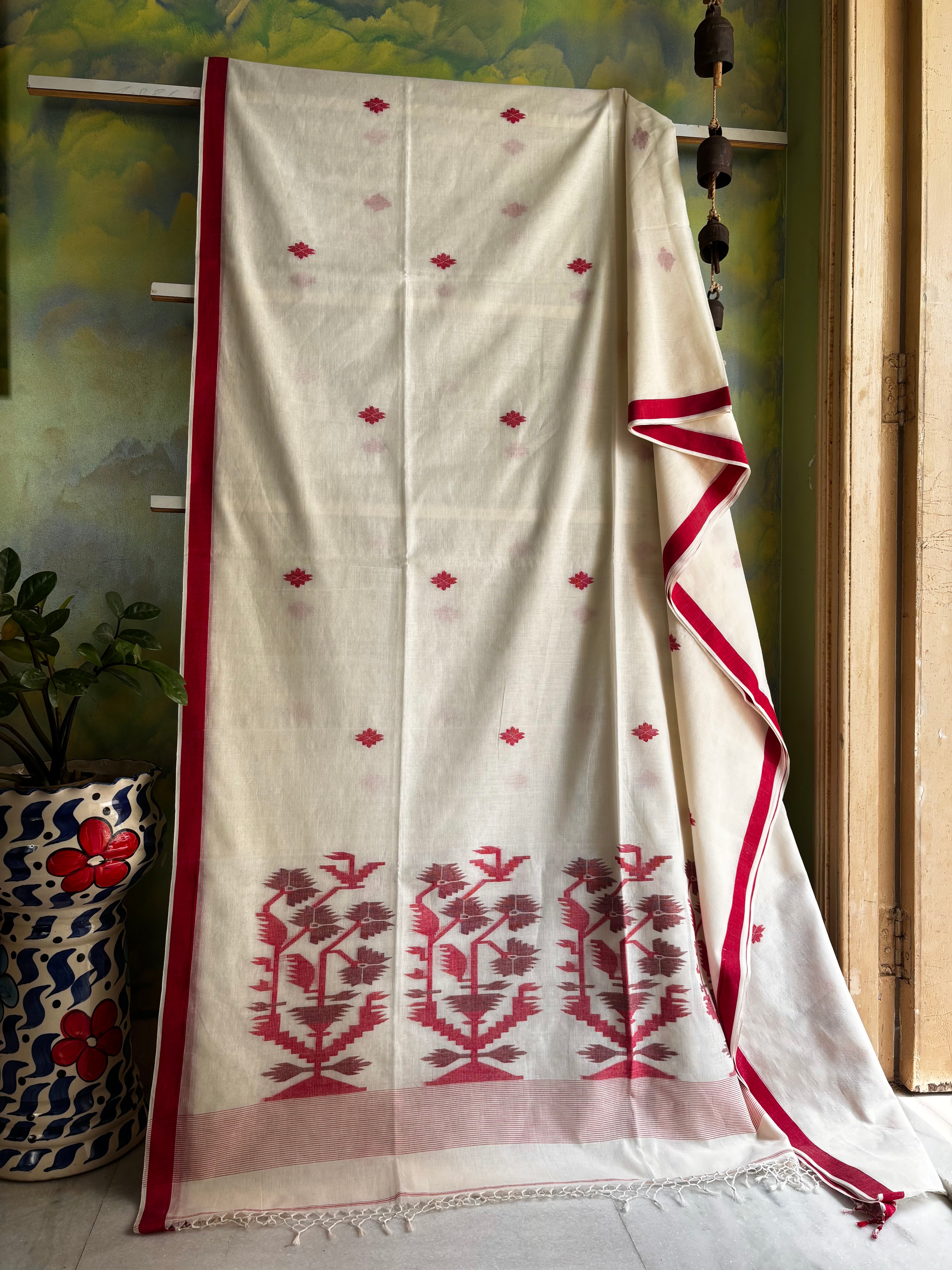 Handwoven Offwhite Red Cotton Jamdani Saree