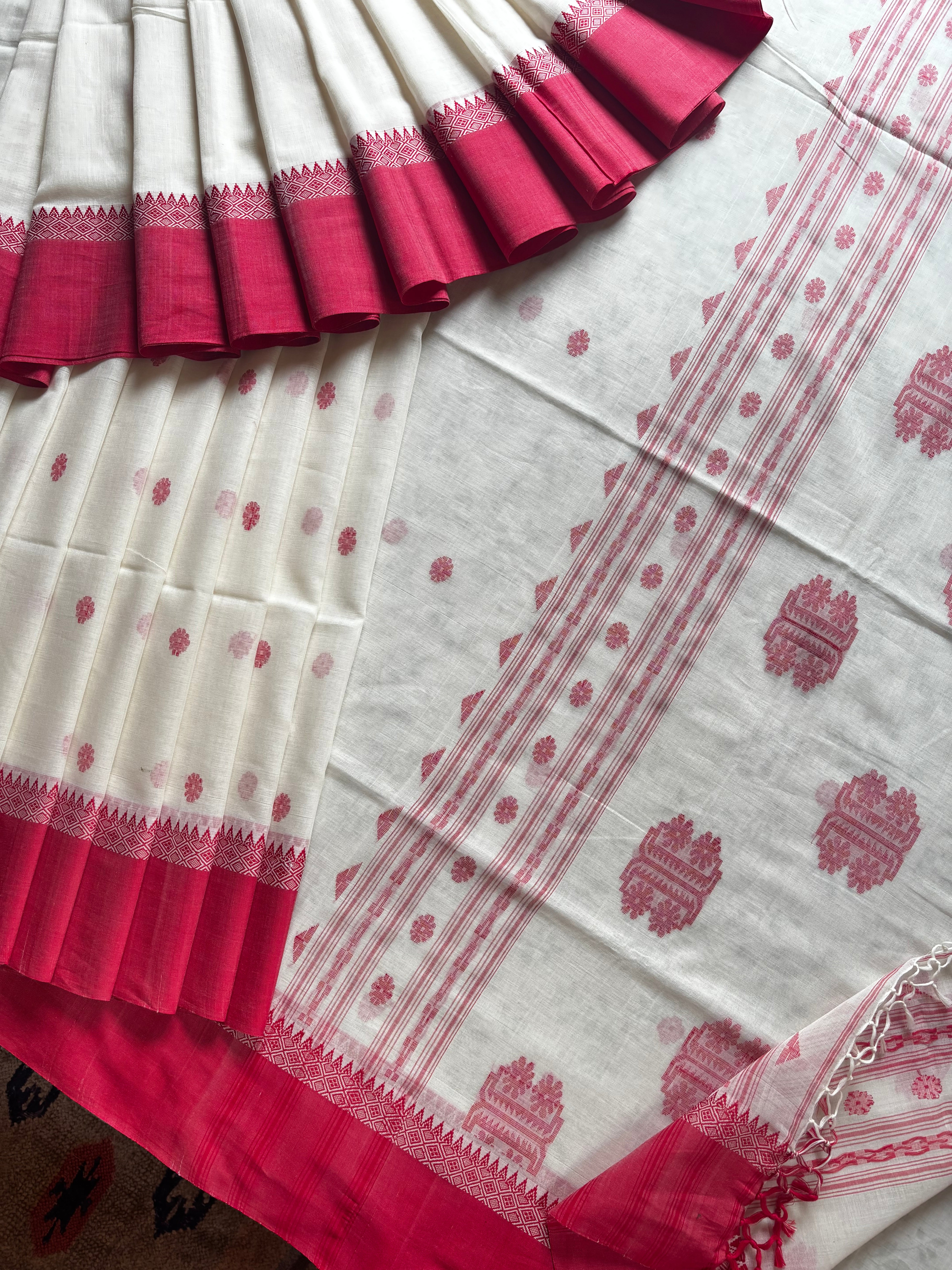 Handwoven Ivory Red Cotton Jamdani Saree
