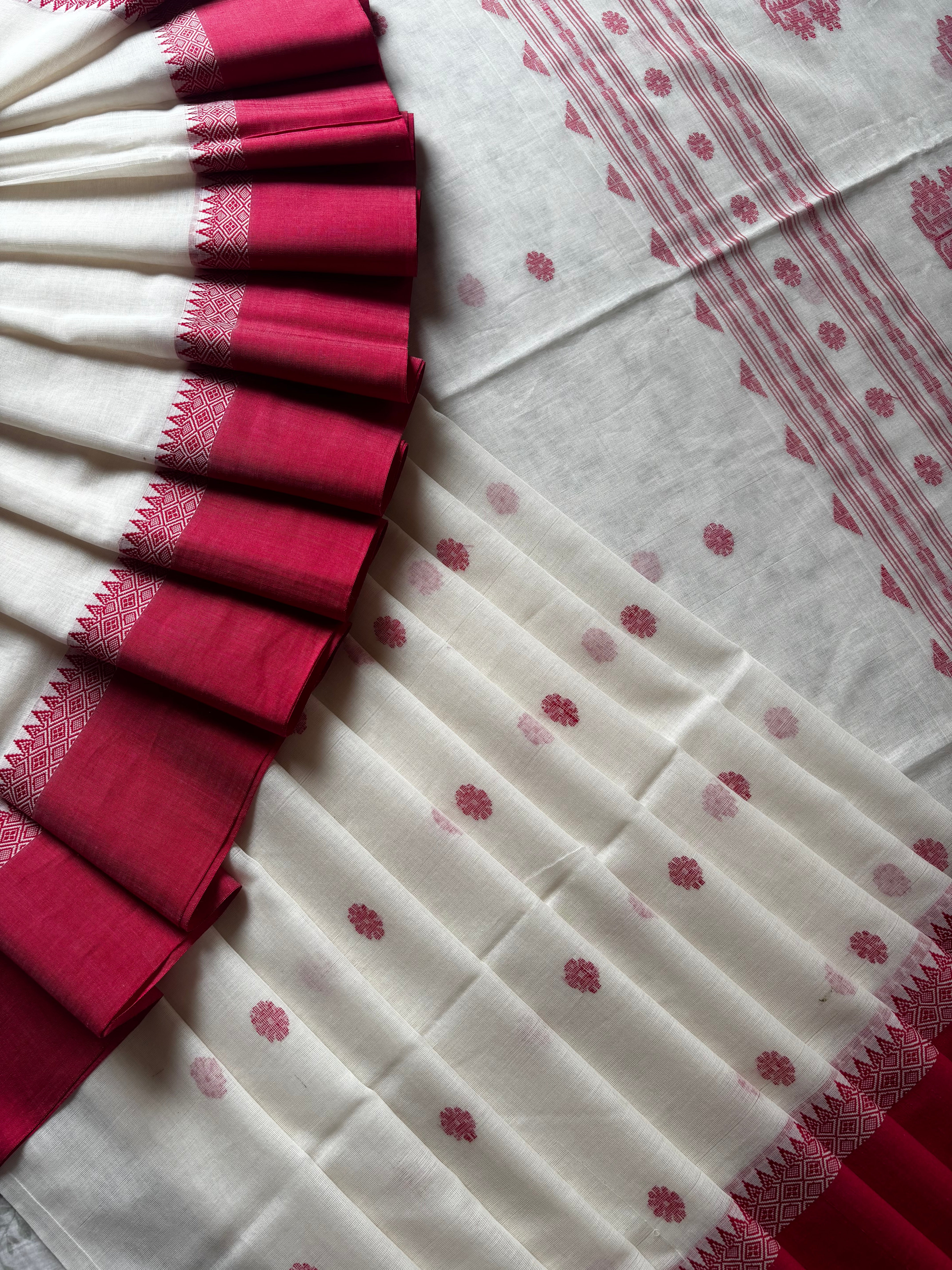 Handwoven Ivory Red Cotton Jamdani Saree