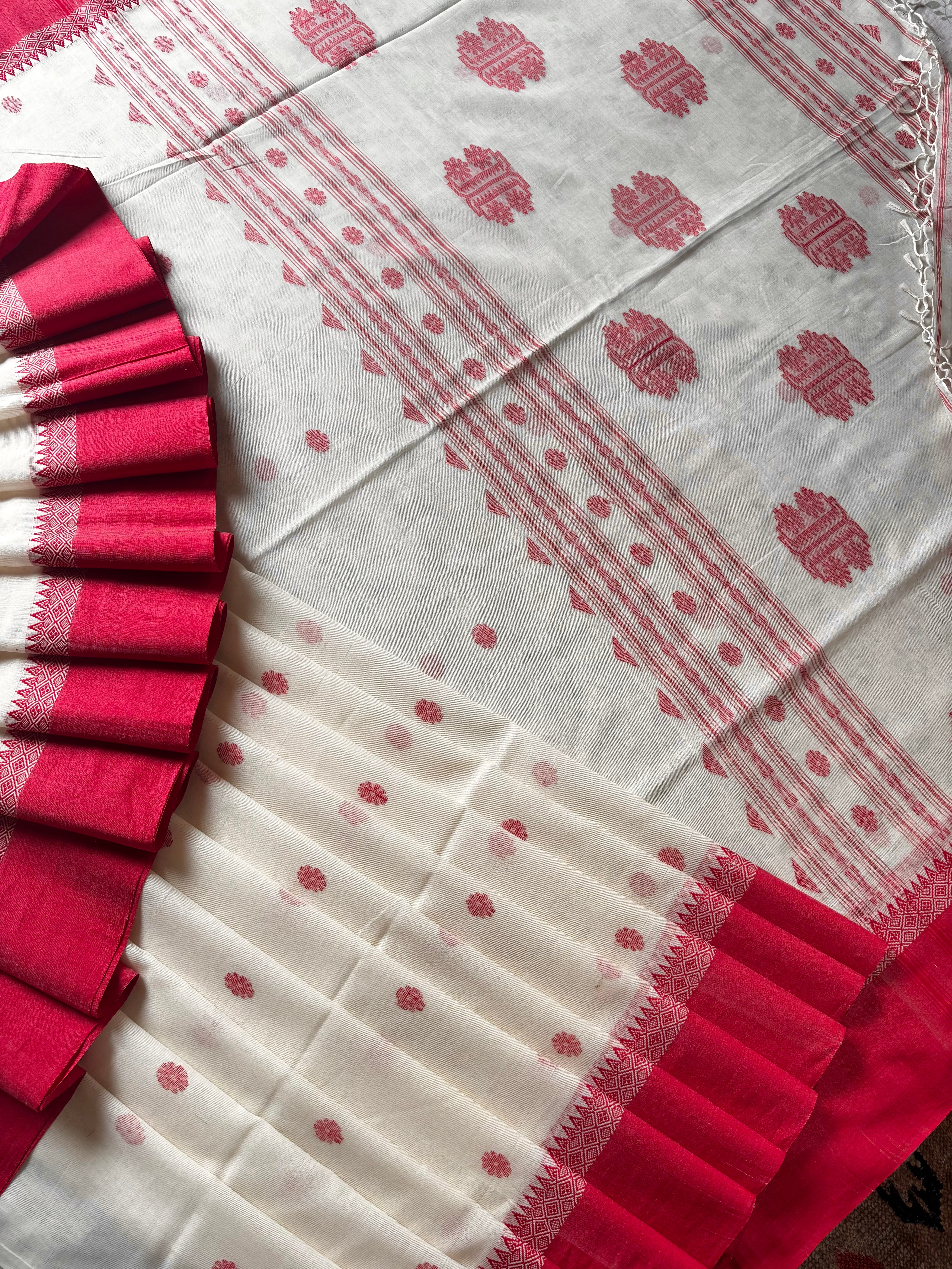 Handwoven Ivory Red Cotton Jamdani Saree