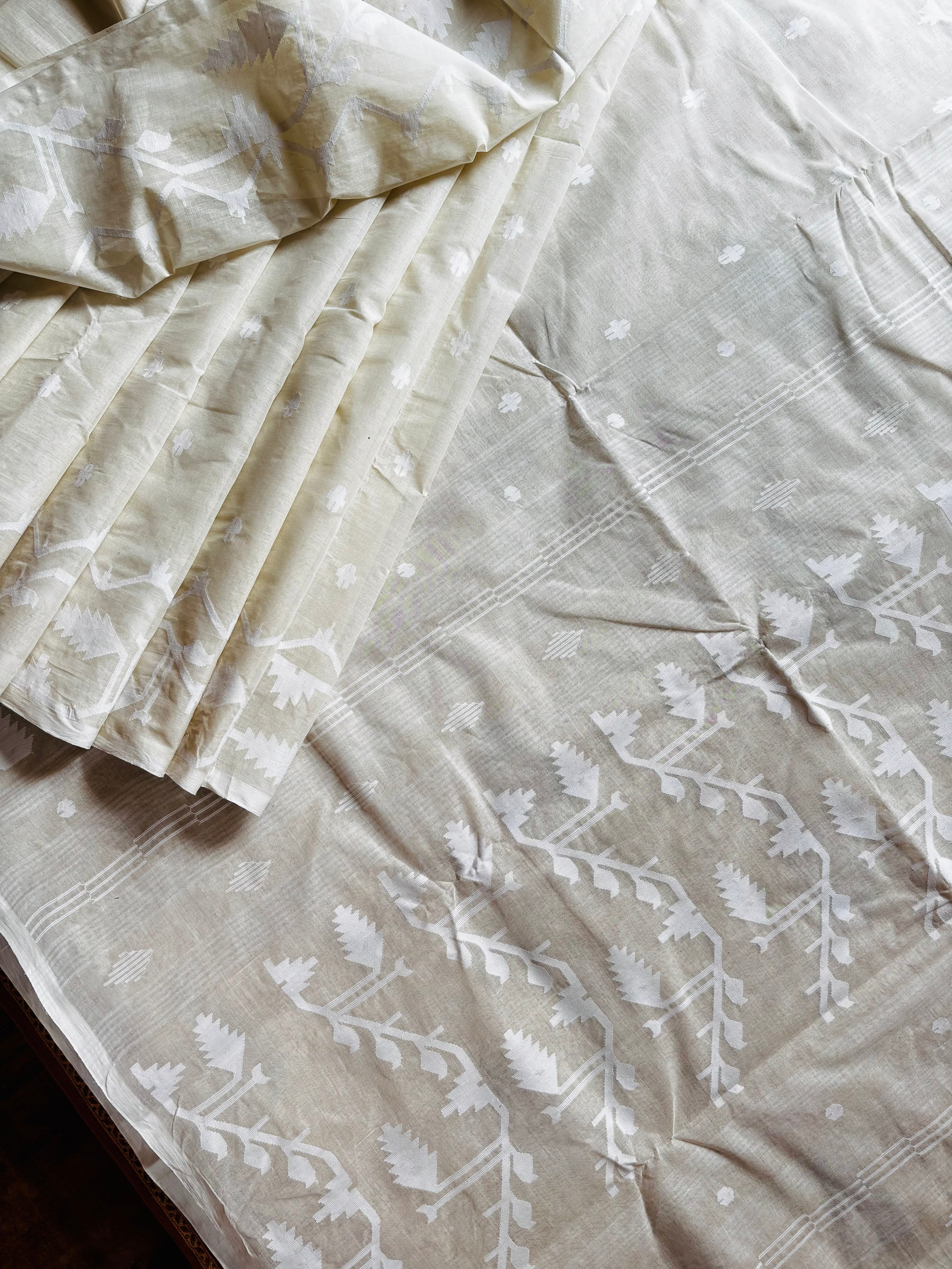 Handwoven Offwhite Cotton Jamdani Saree