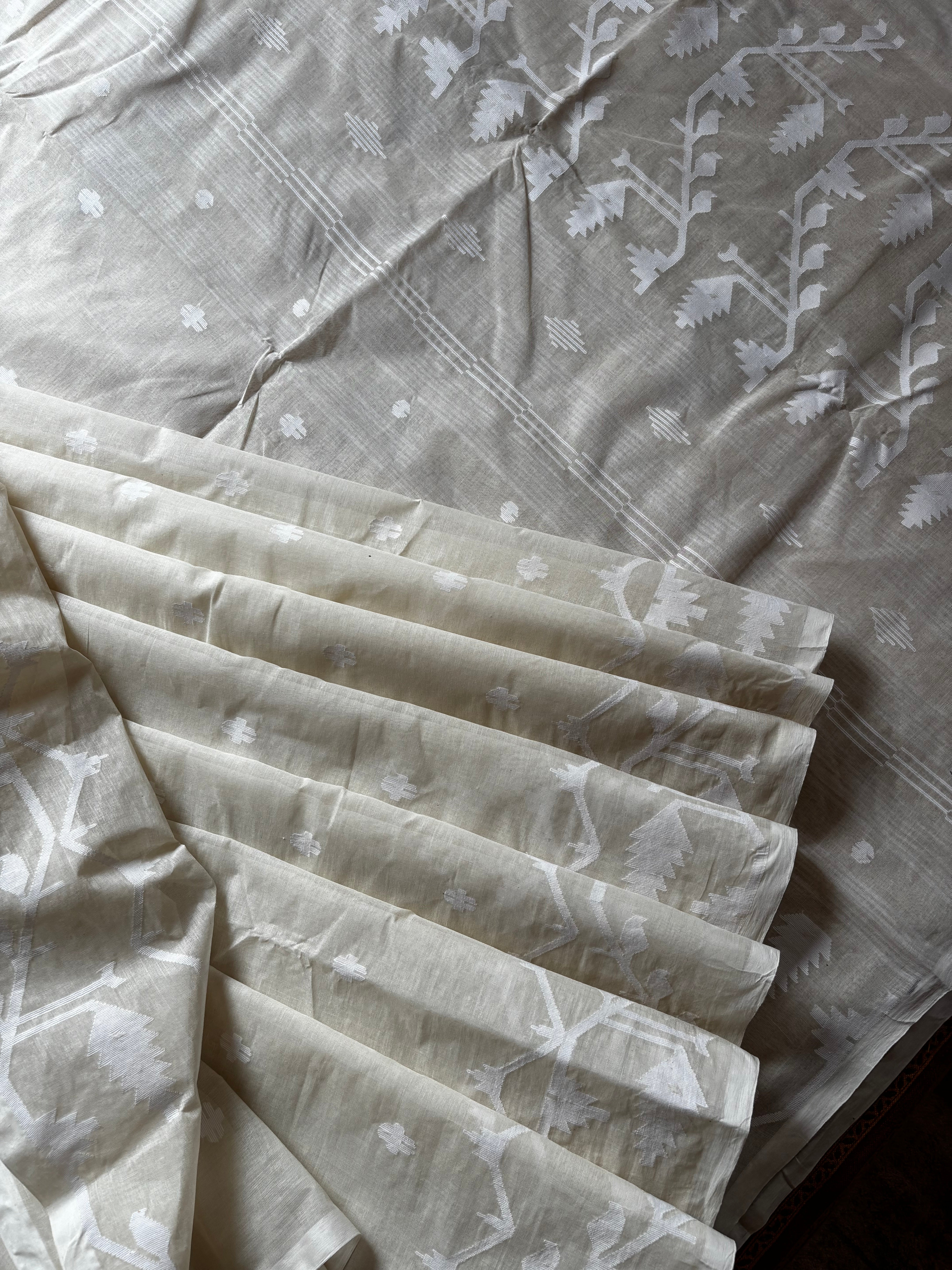 Handwoven Offwhite Cotton Jamdani Saree