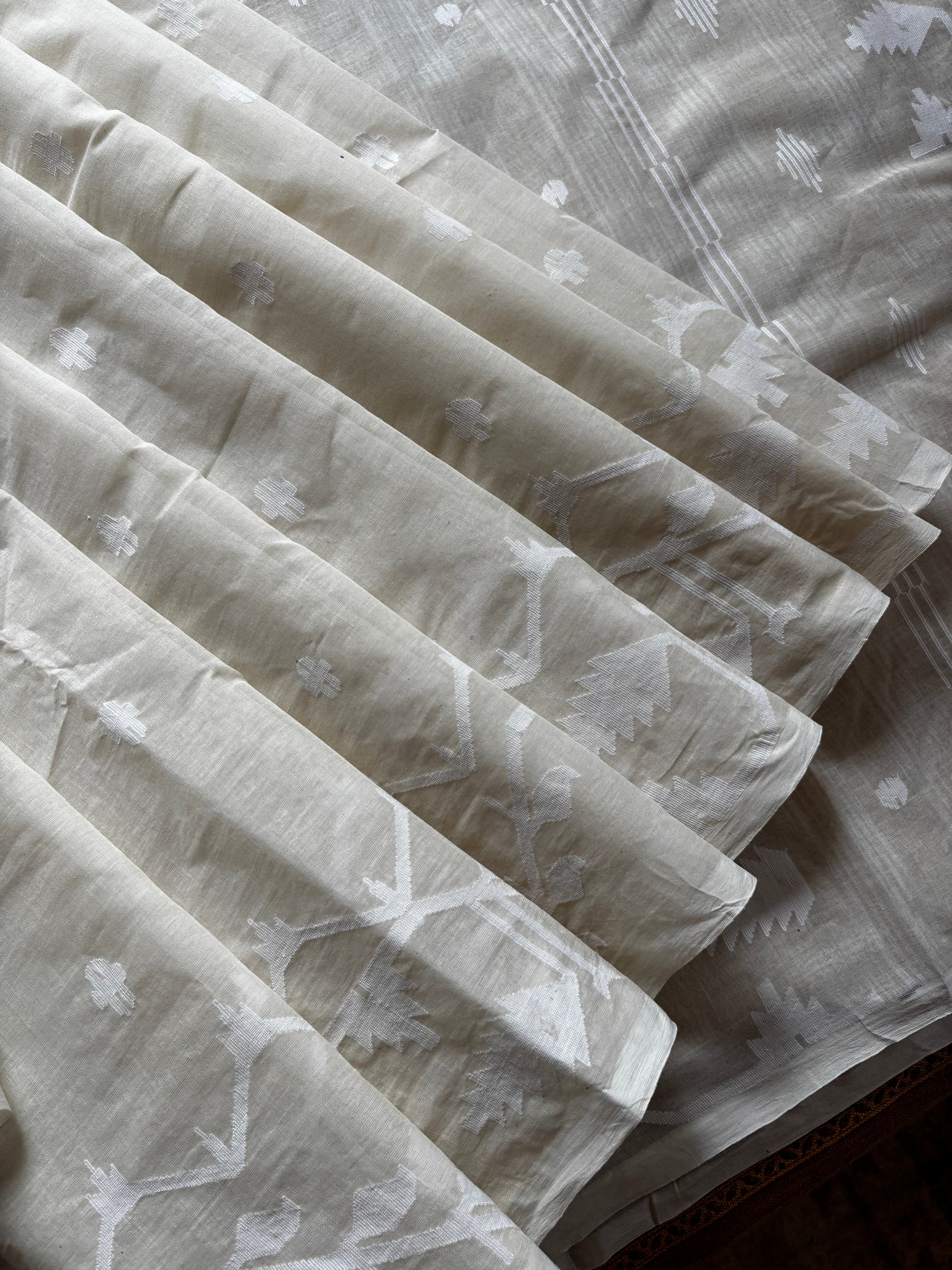 Handwoven Offwhite Cotton Jamdani Saree