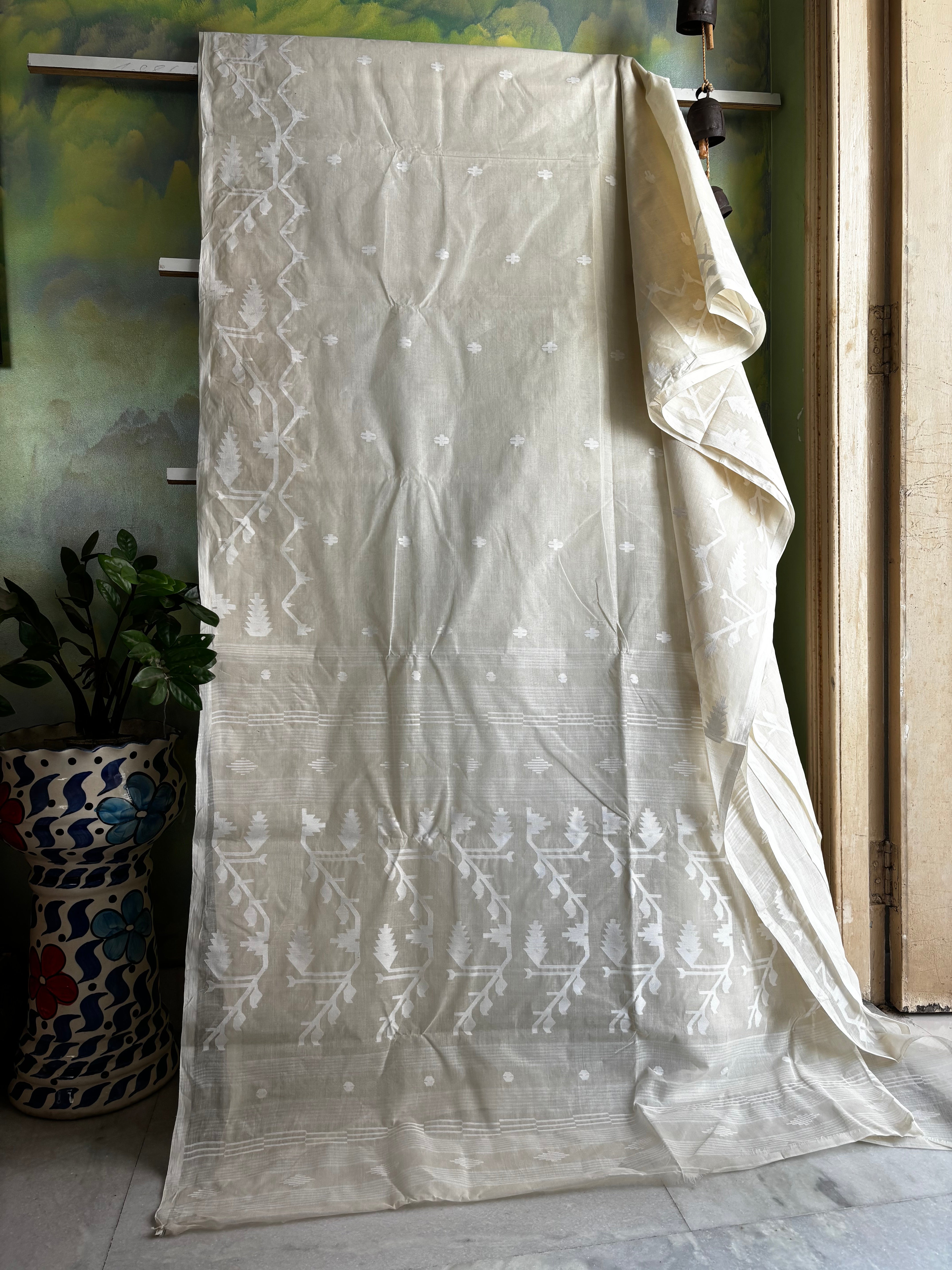 Handwoven Offwhite Cotton Jamdani Saree