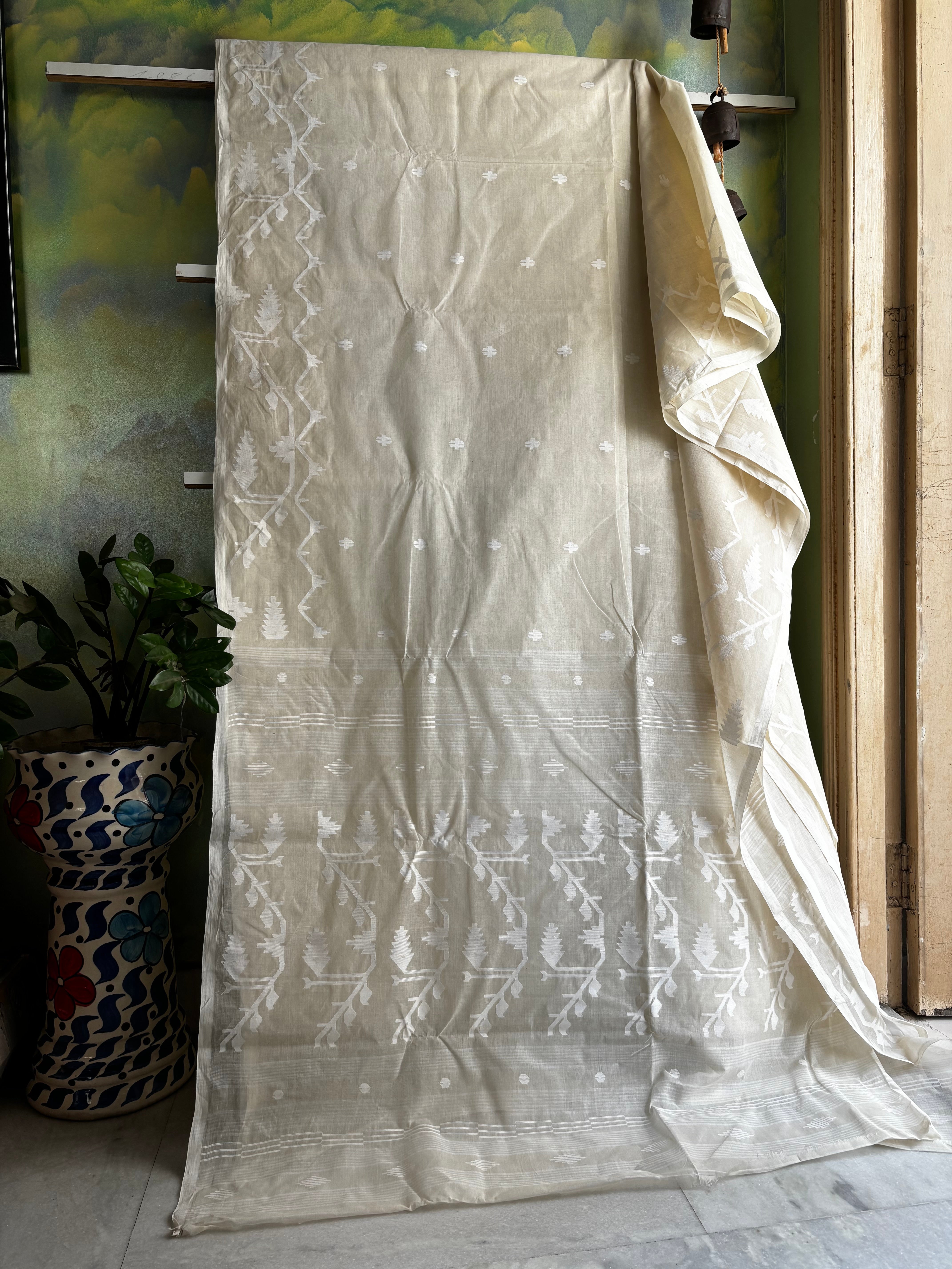 Handwoven Offwhite Cotton Jamdani Saree