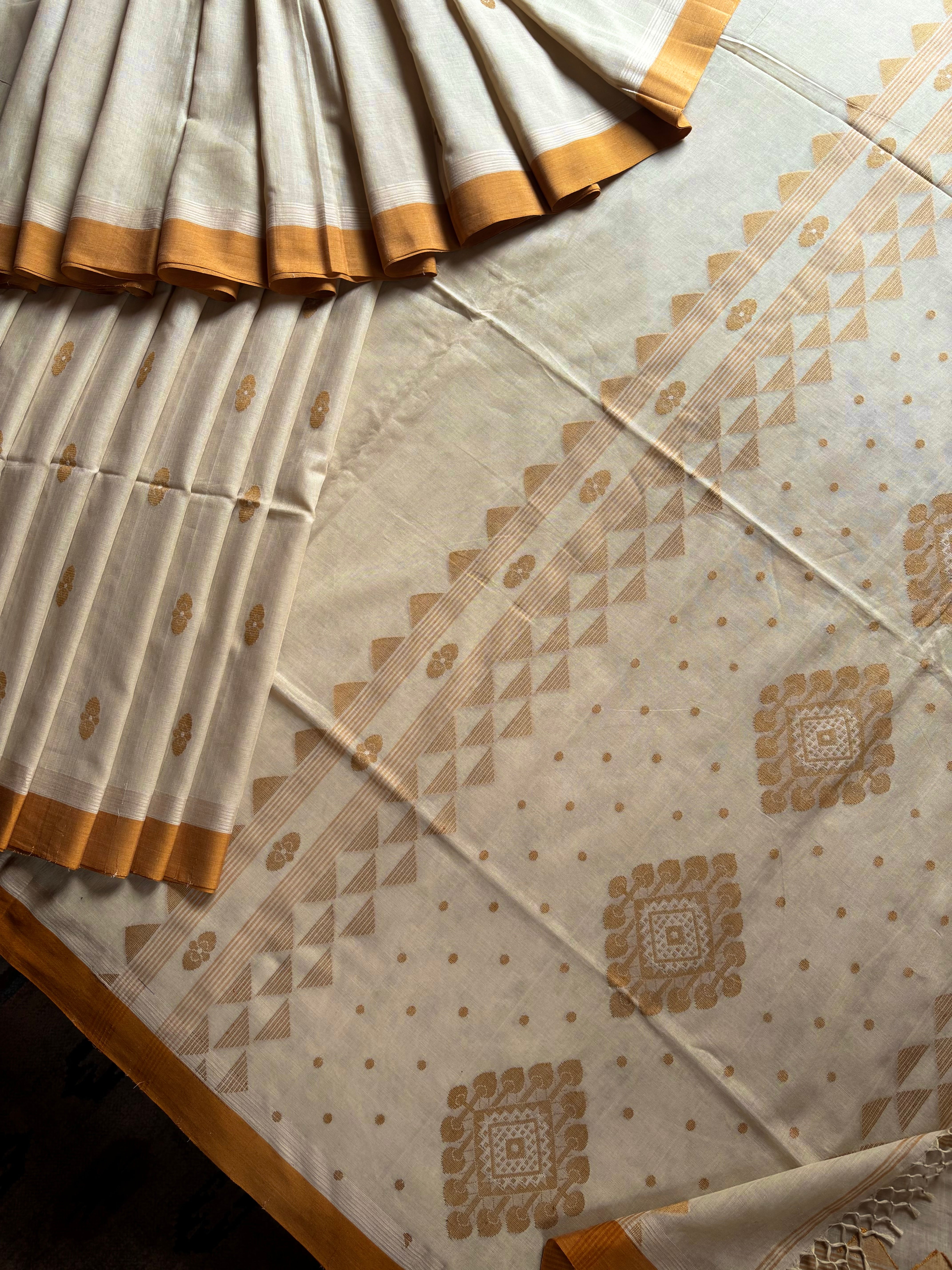 Handwoven Light Beige Colour Cotton Jamdani Saree