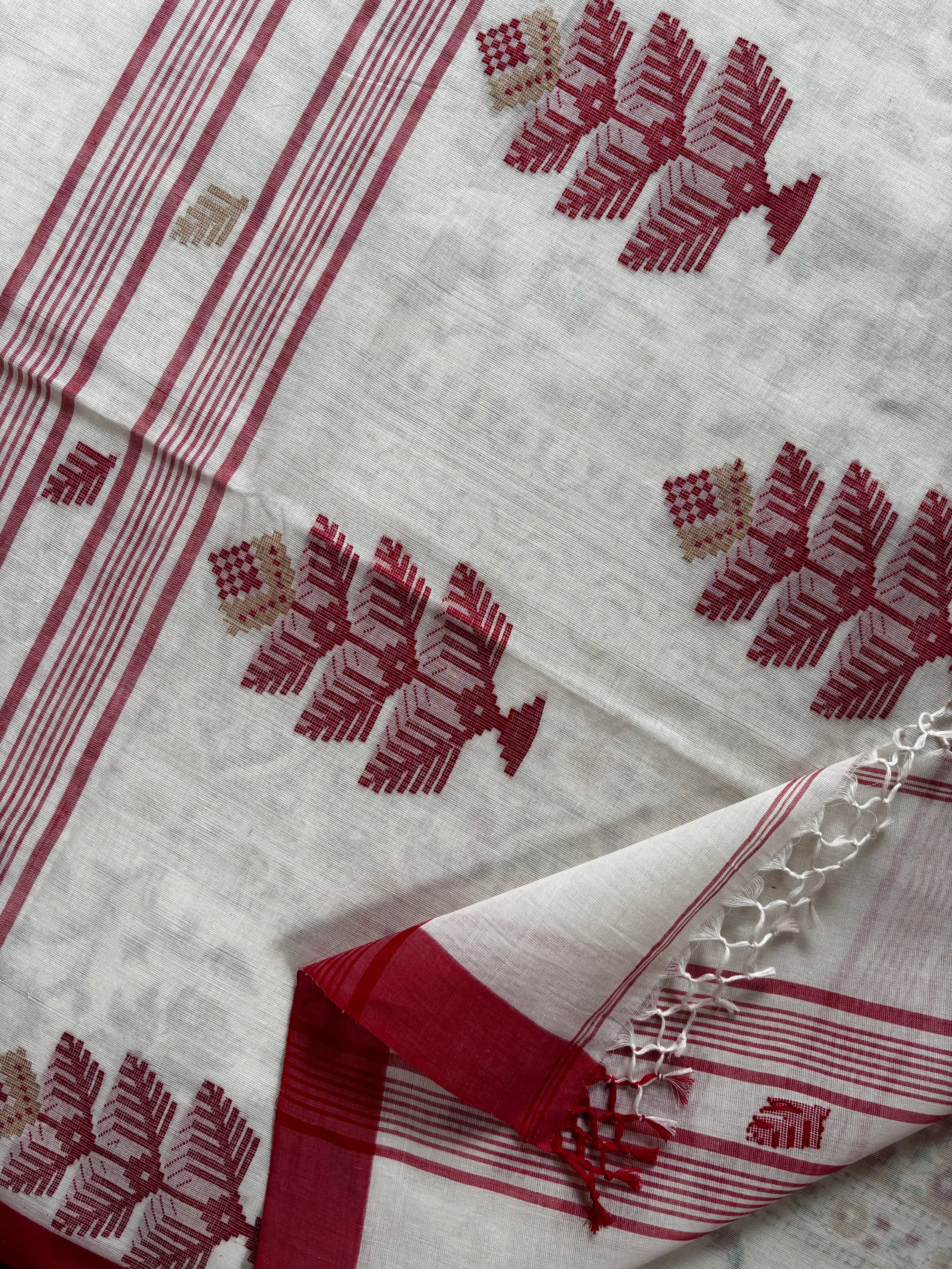 Handwoven Offwhite Red Cotton Jamdani Saree