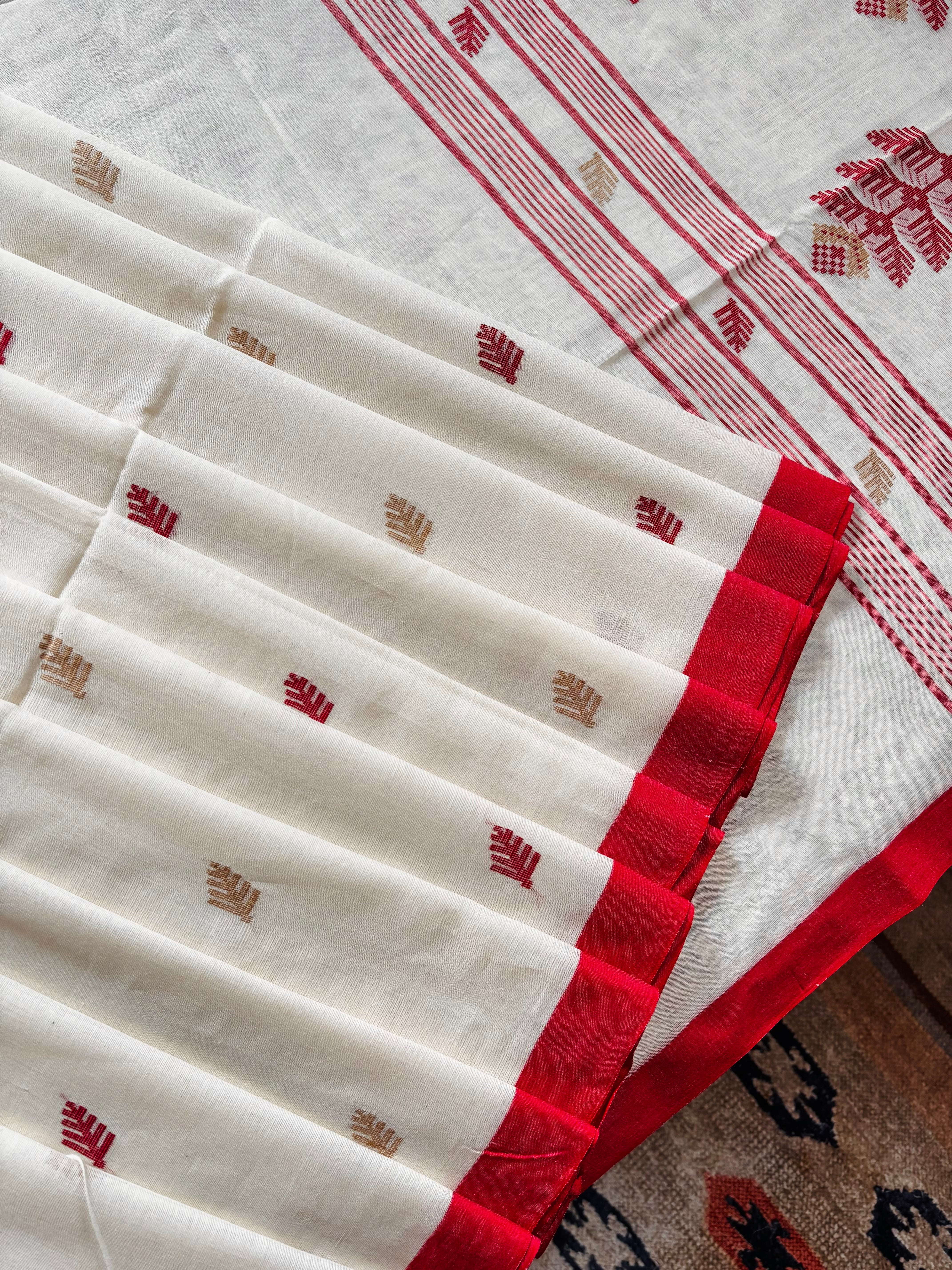 Handwoven Offwhite Red Cotton Jamdani Saree
