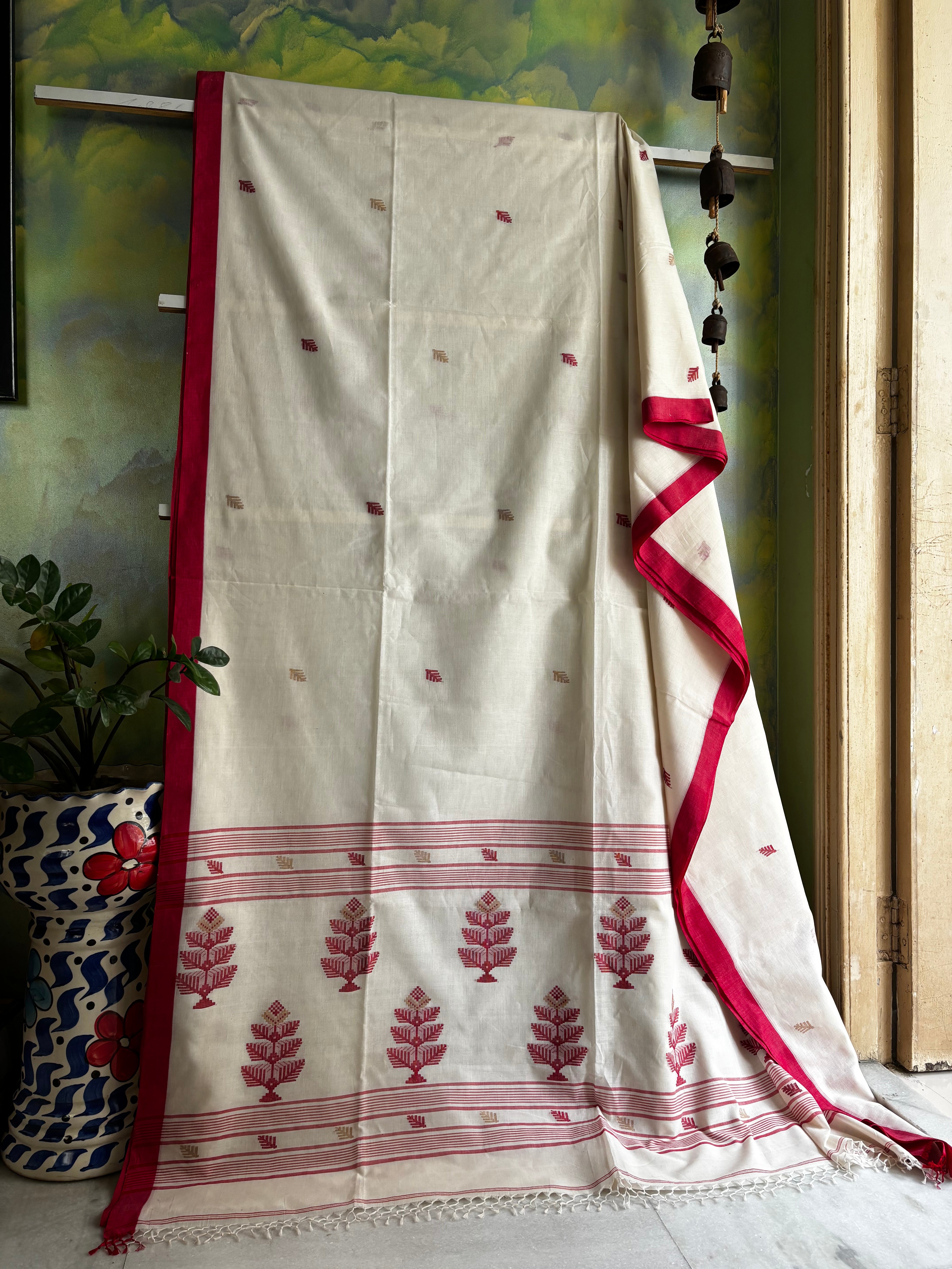 Handwoven Offwhite Red Cotton Jamdani Saree