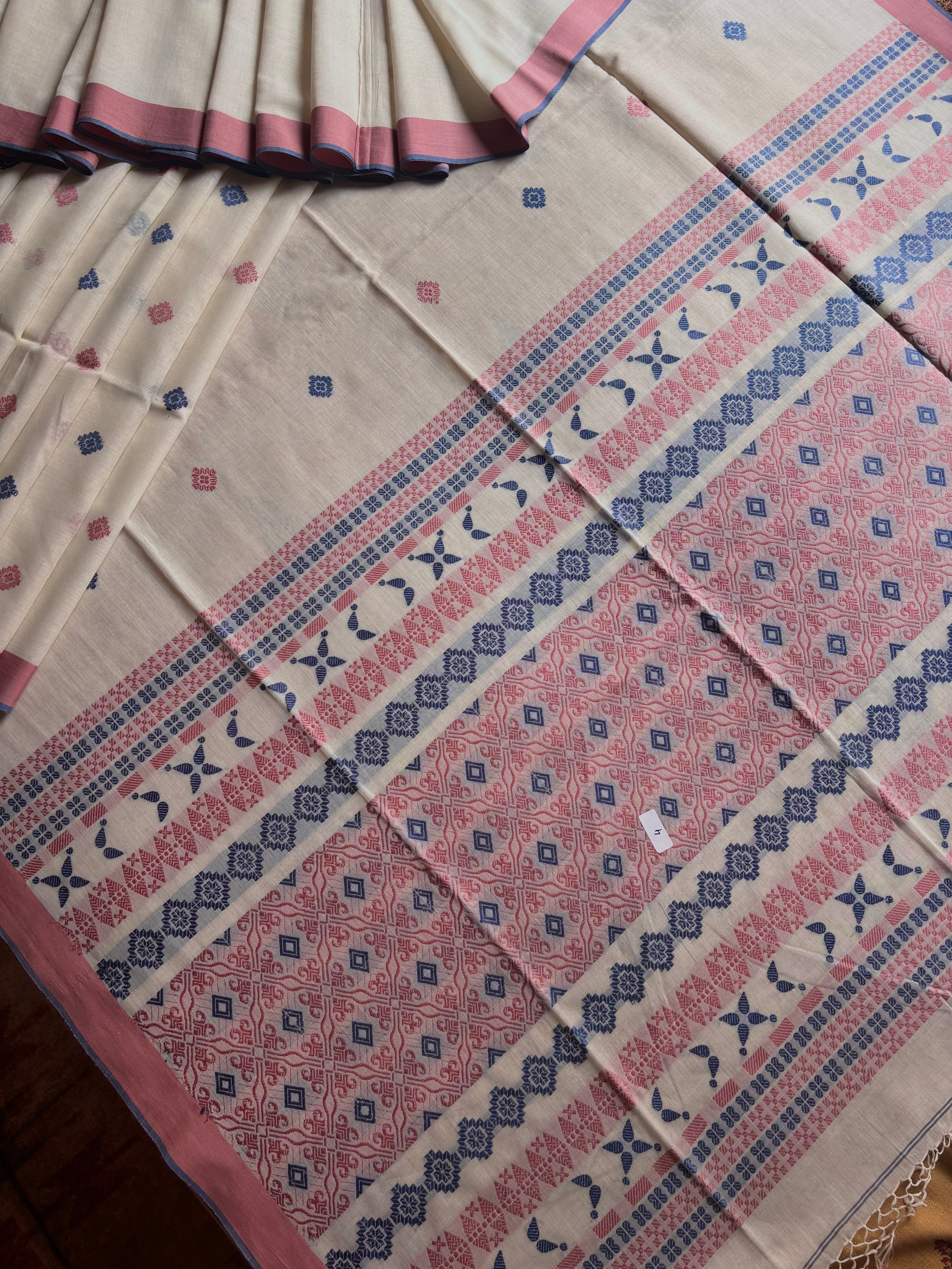 Handwoven Offwhite Colour Phulia Cotton Saree