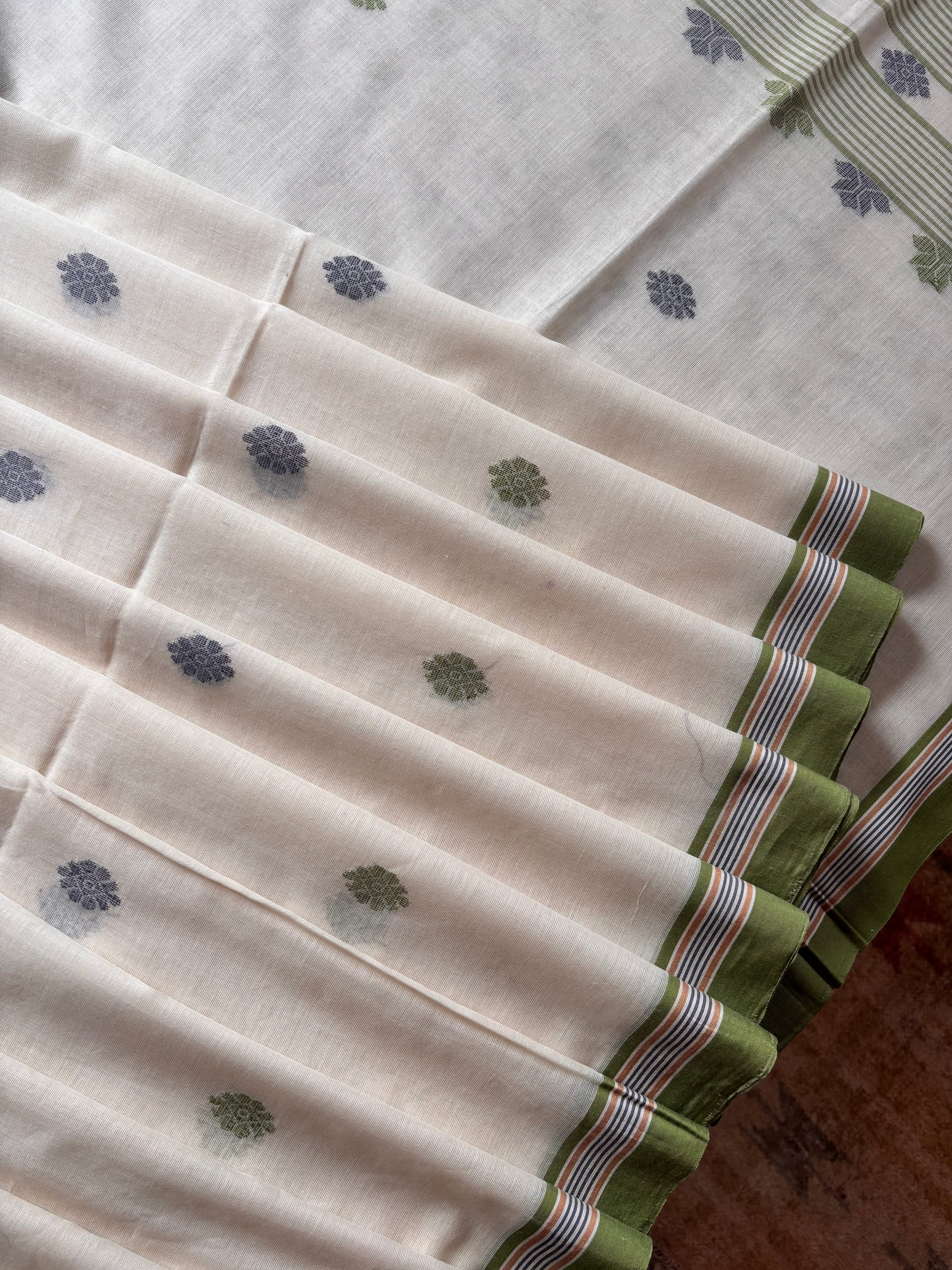 Handwoven Offwhite Colour Cotton Jamdani Saree