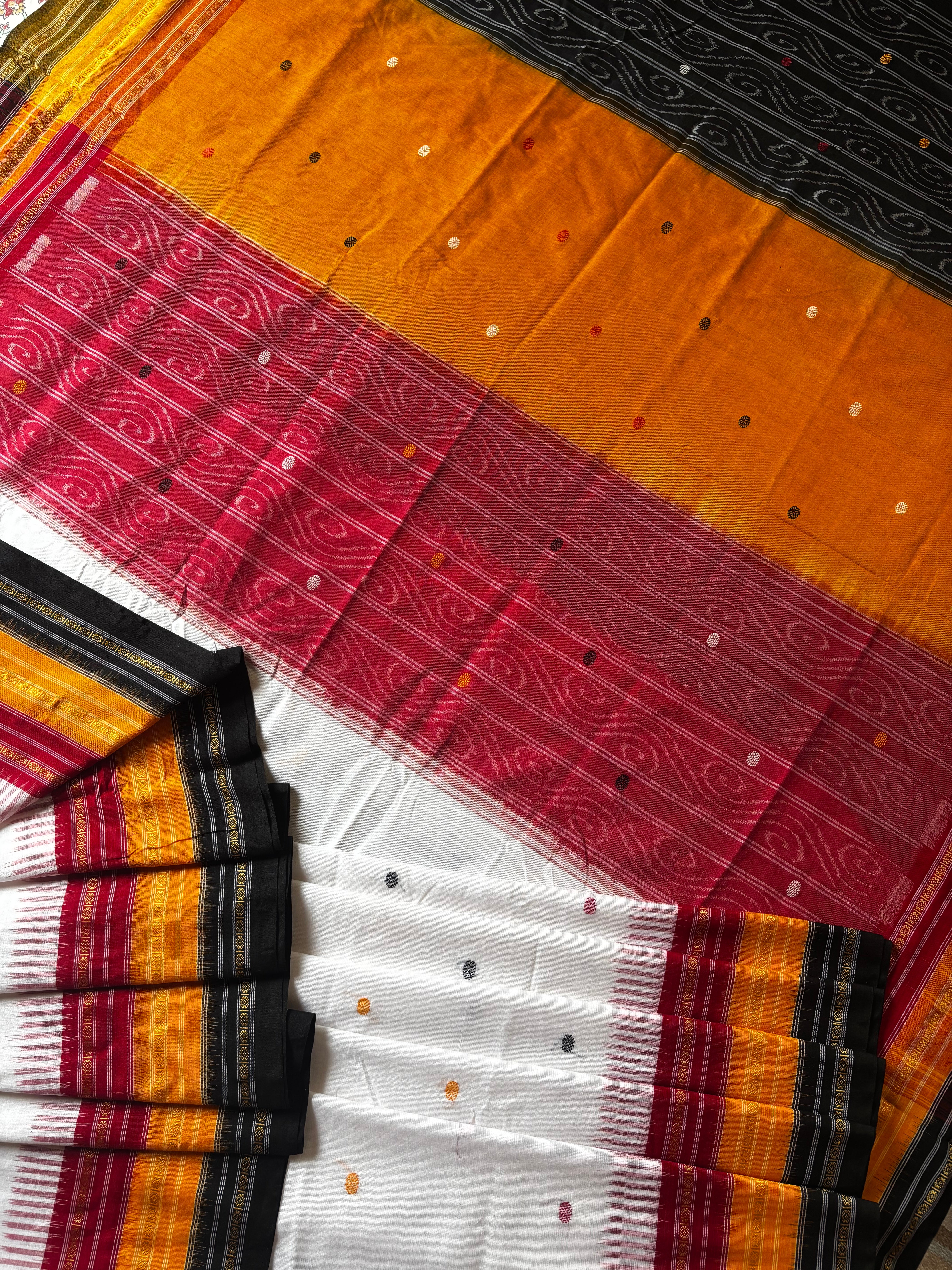 Handwoven White Colour Cotton Kathifera Odisha Ikkat Saree
