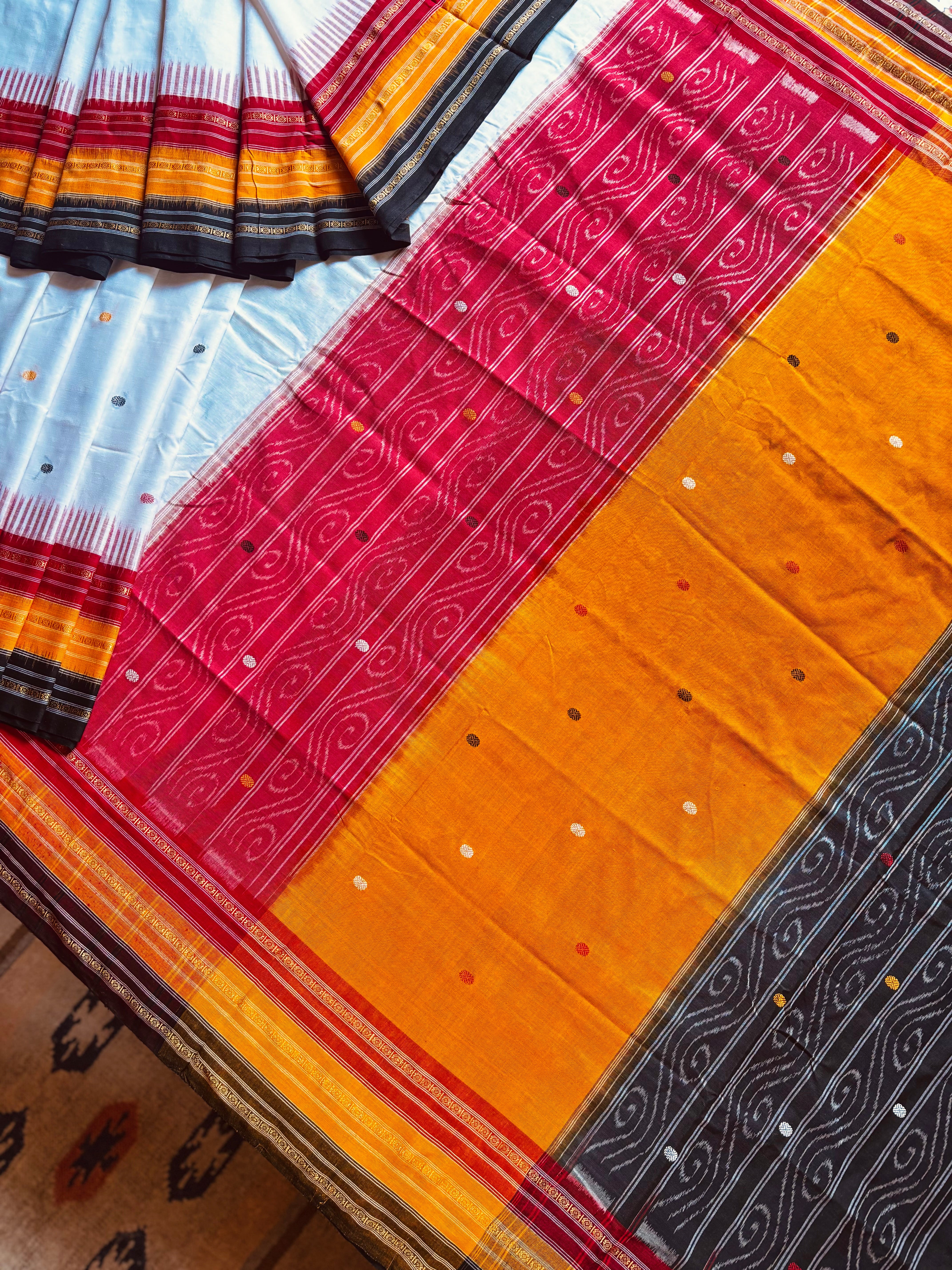 Handwoven White Colour Cotton Kathifera Odisha Ikkat Saree