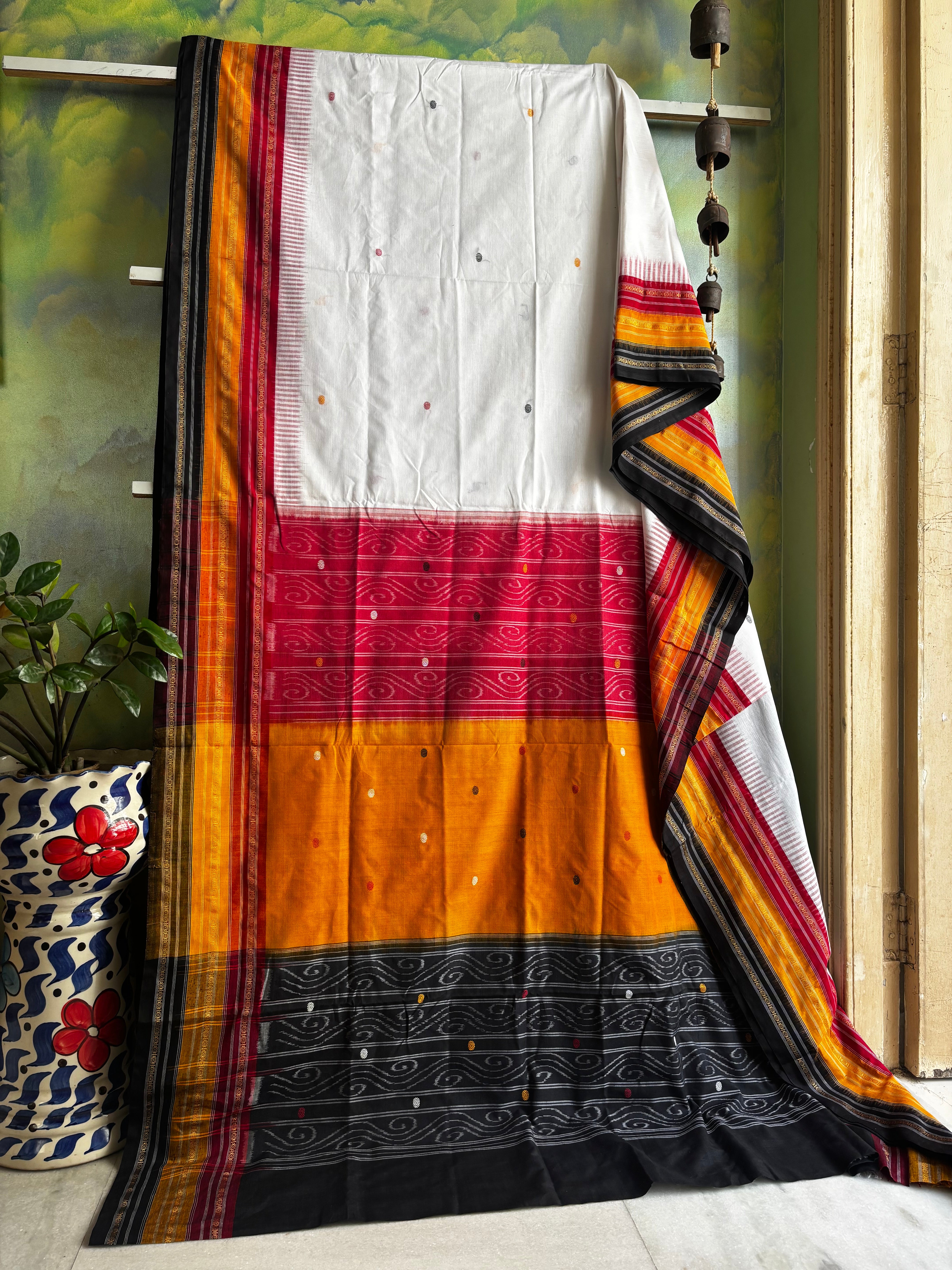 Handwoven White Colour Cotton Kathifera Odisha Ikkat Saree