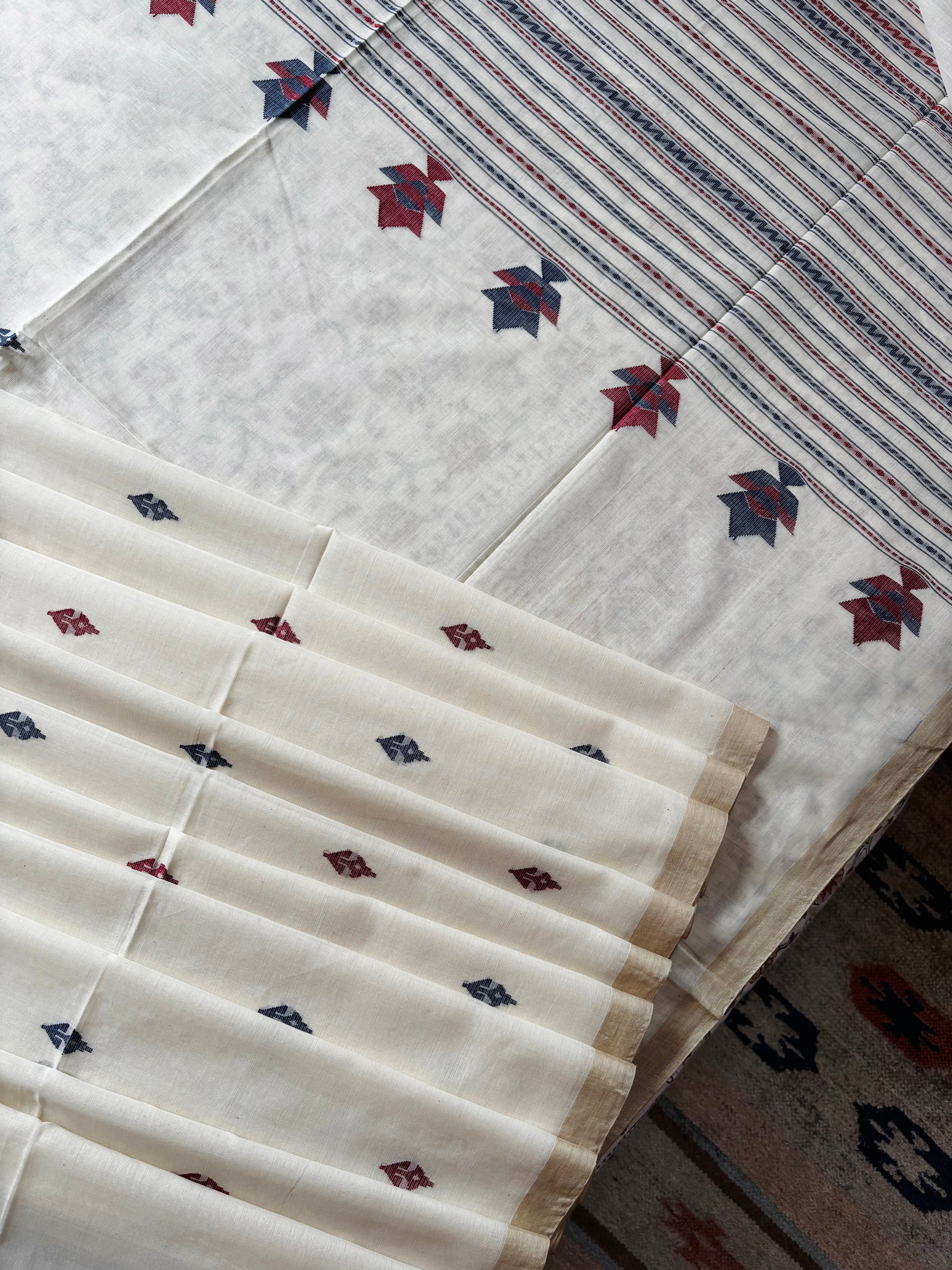 Handwoven Pearl White Colour Cotton Jamdani Saree