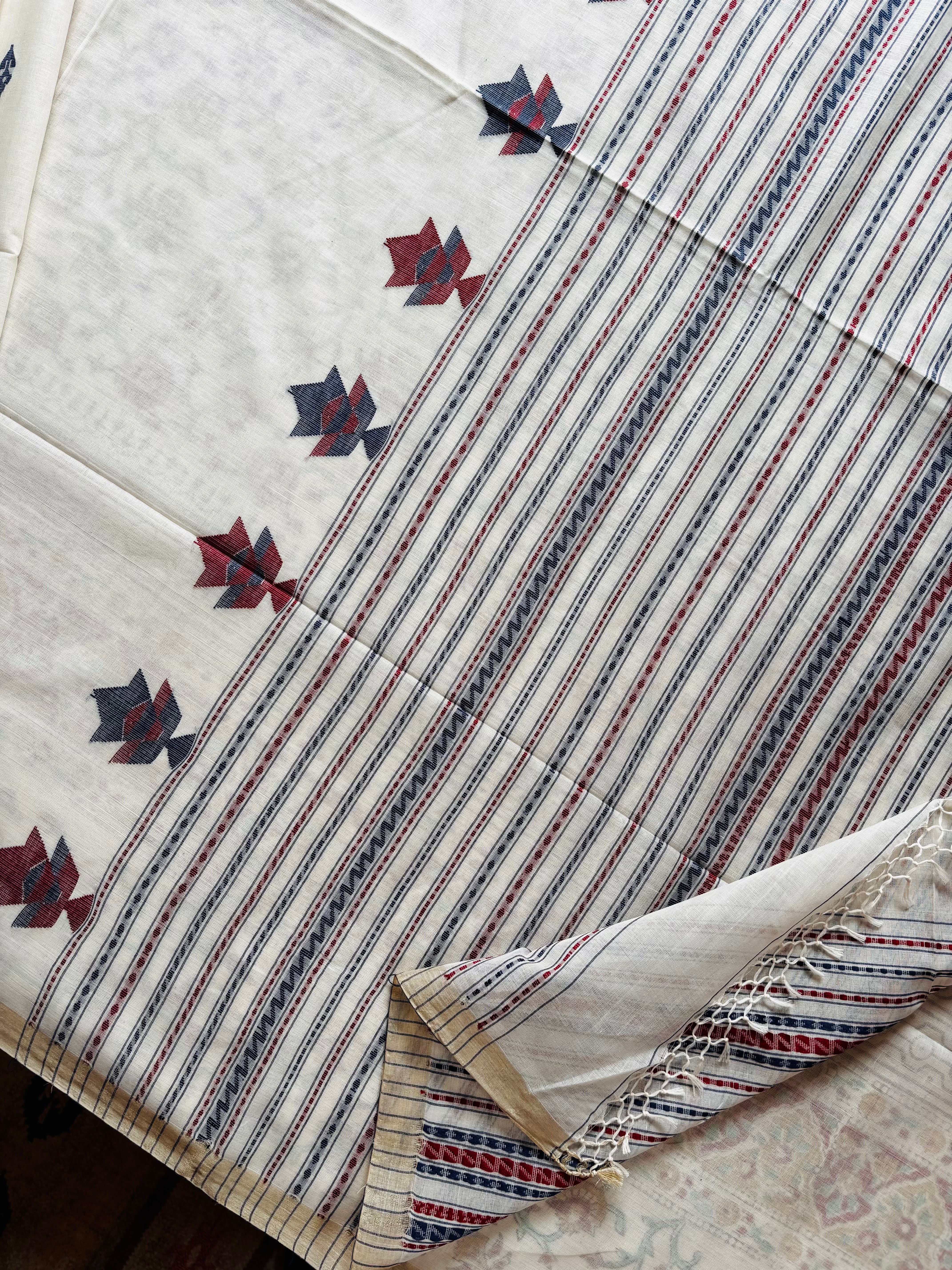Handwoven Pearl White Colour Cotton Jamdani Saree