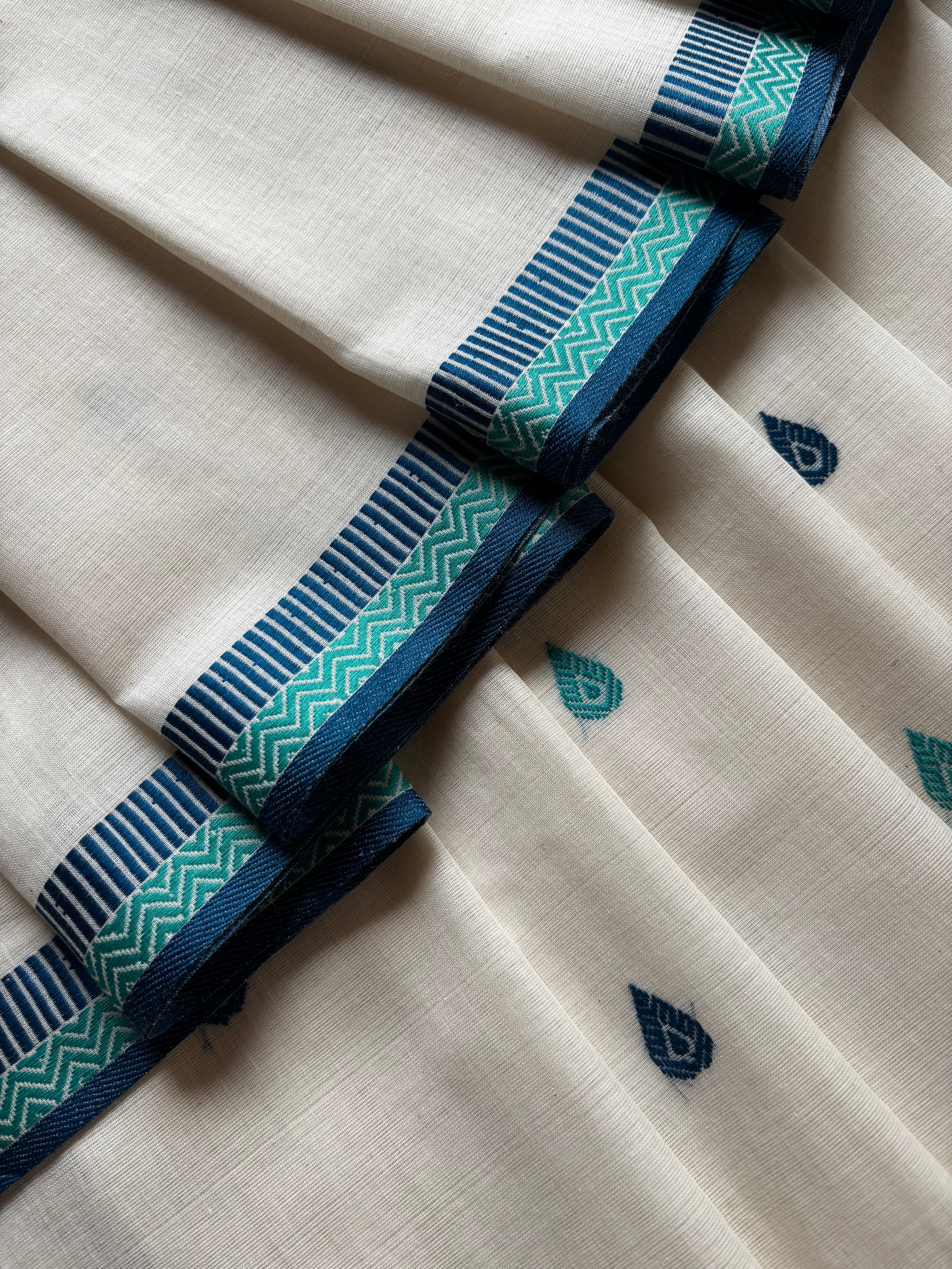 Handwoven Offwhite Colour Phulia Cotton Saree