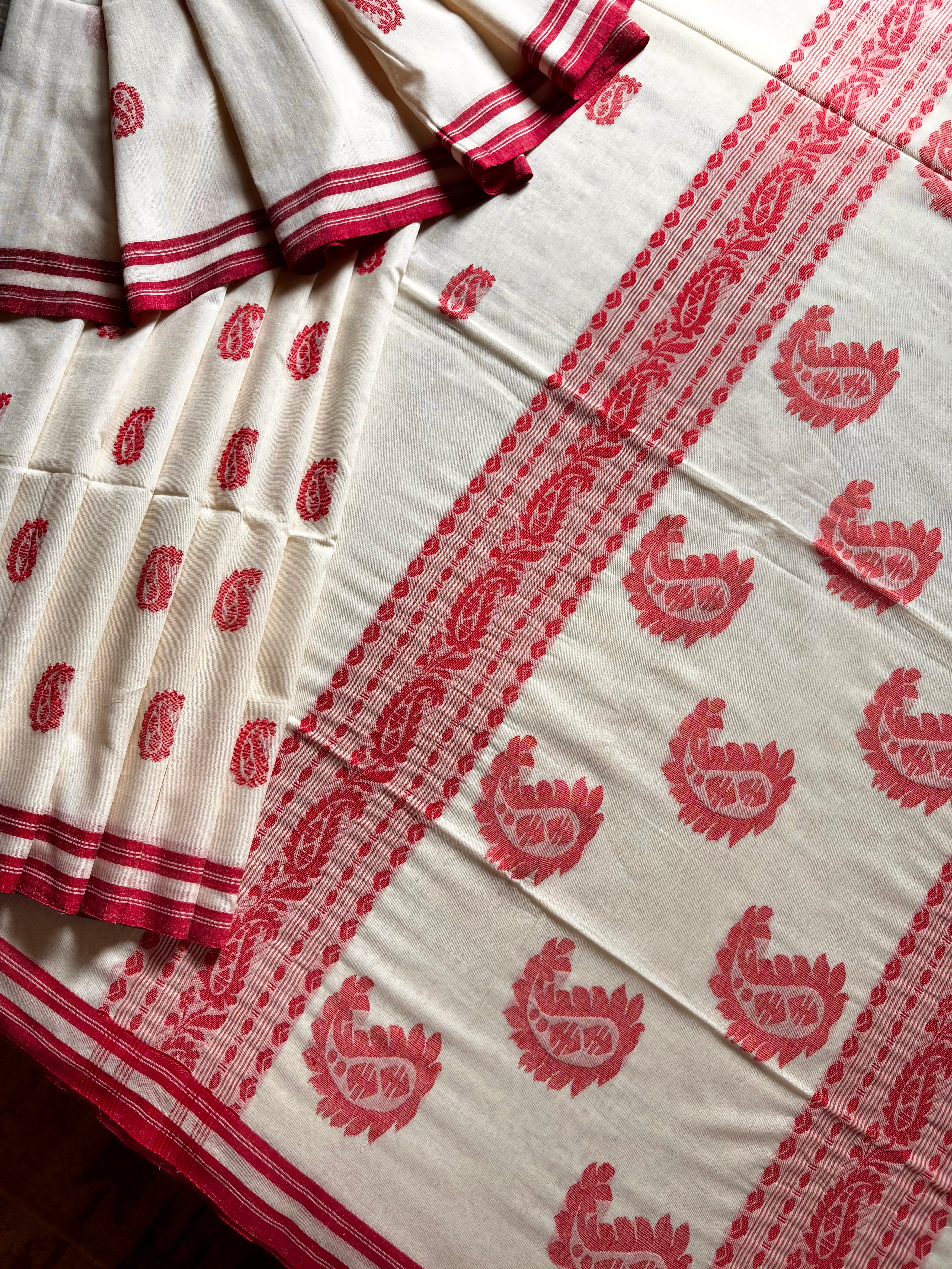 Handwoven Offwhite Red Cotton Jamdani Saree