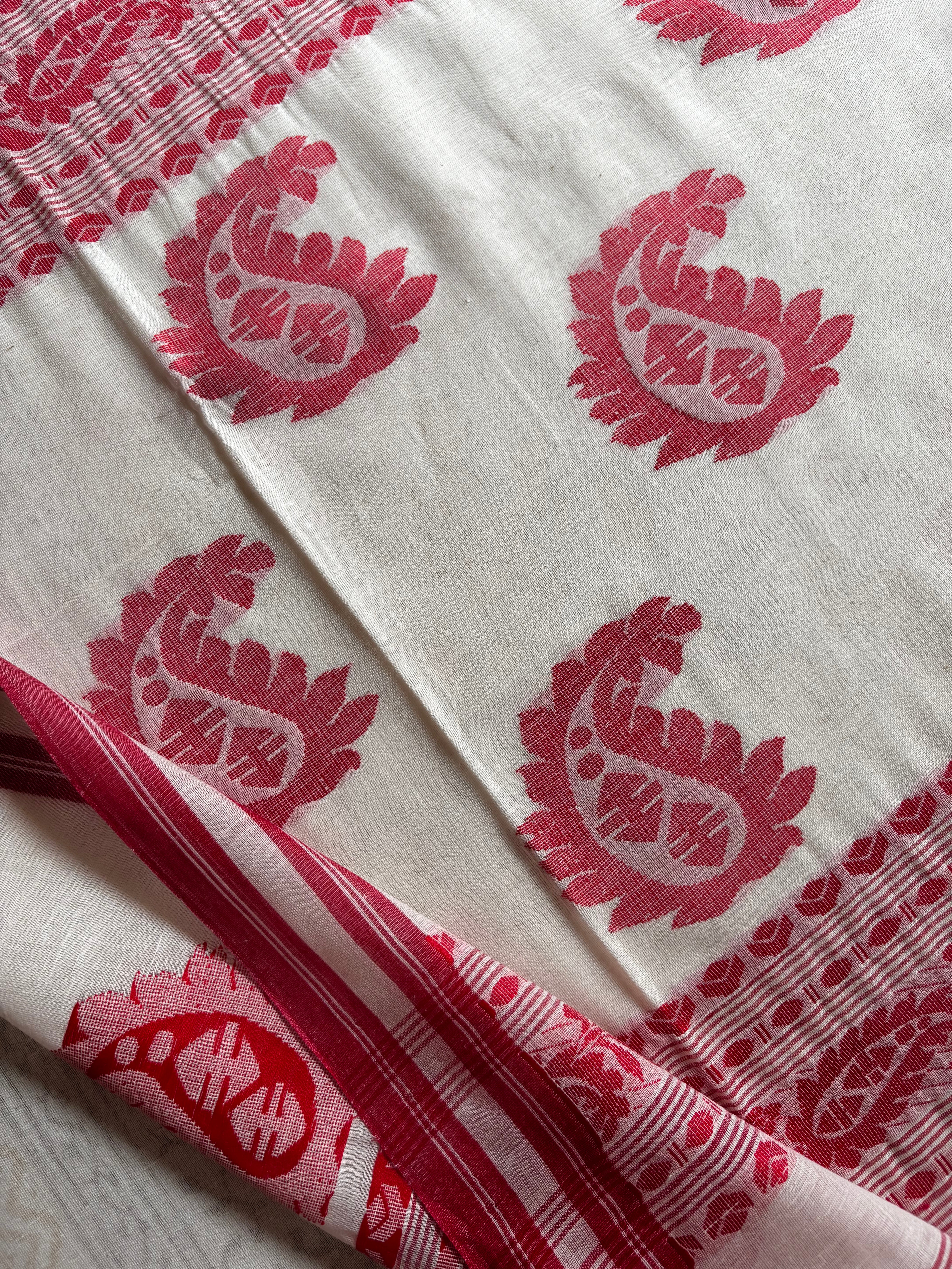 Handwoven Offwhite Red Cotton Jamdani Saree