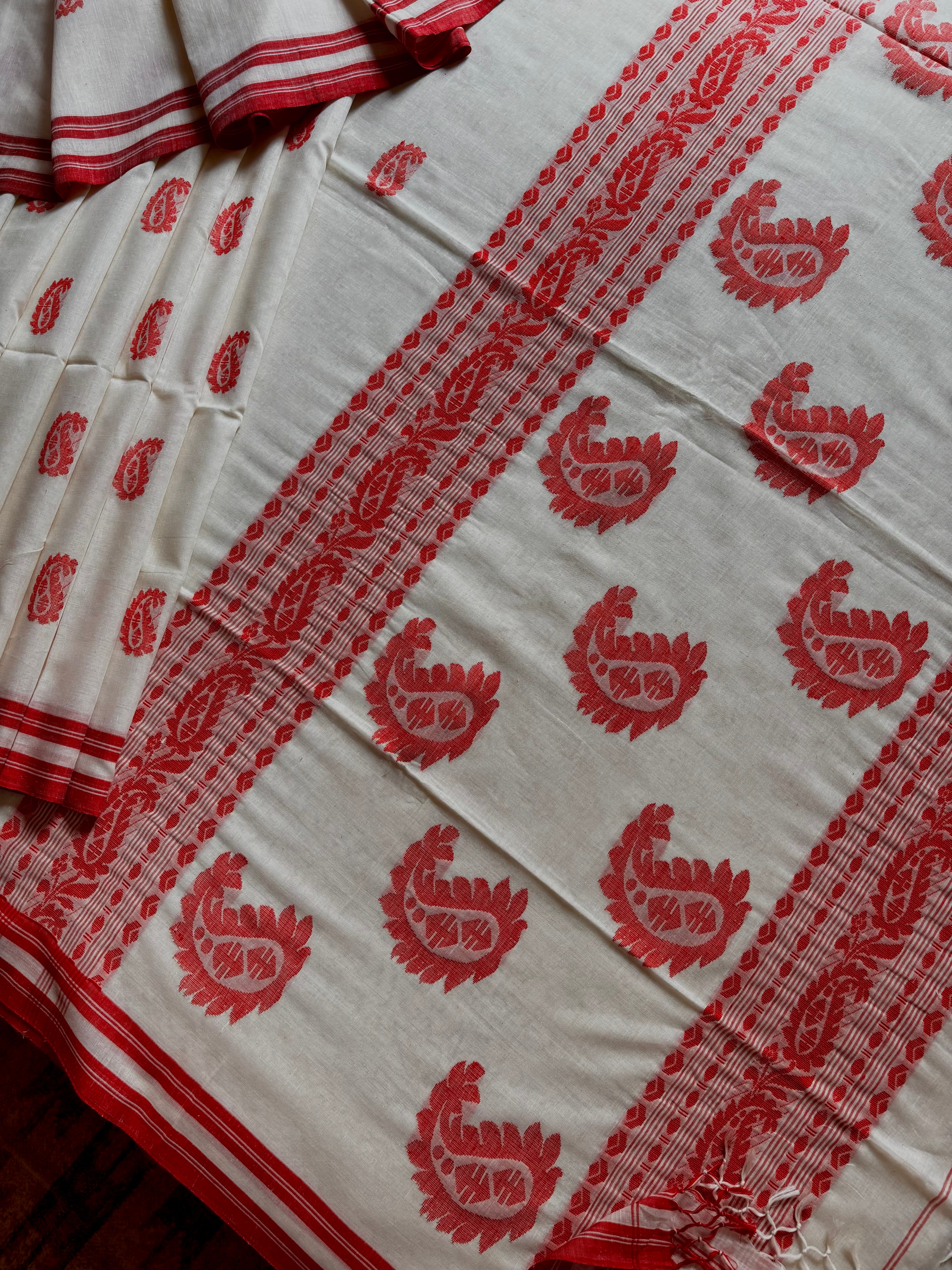 Handwoven Offwhite Red Cotton Jamdani Saree