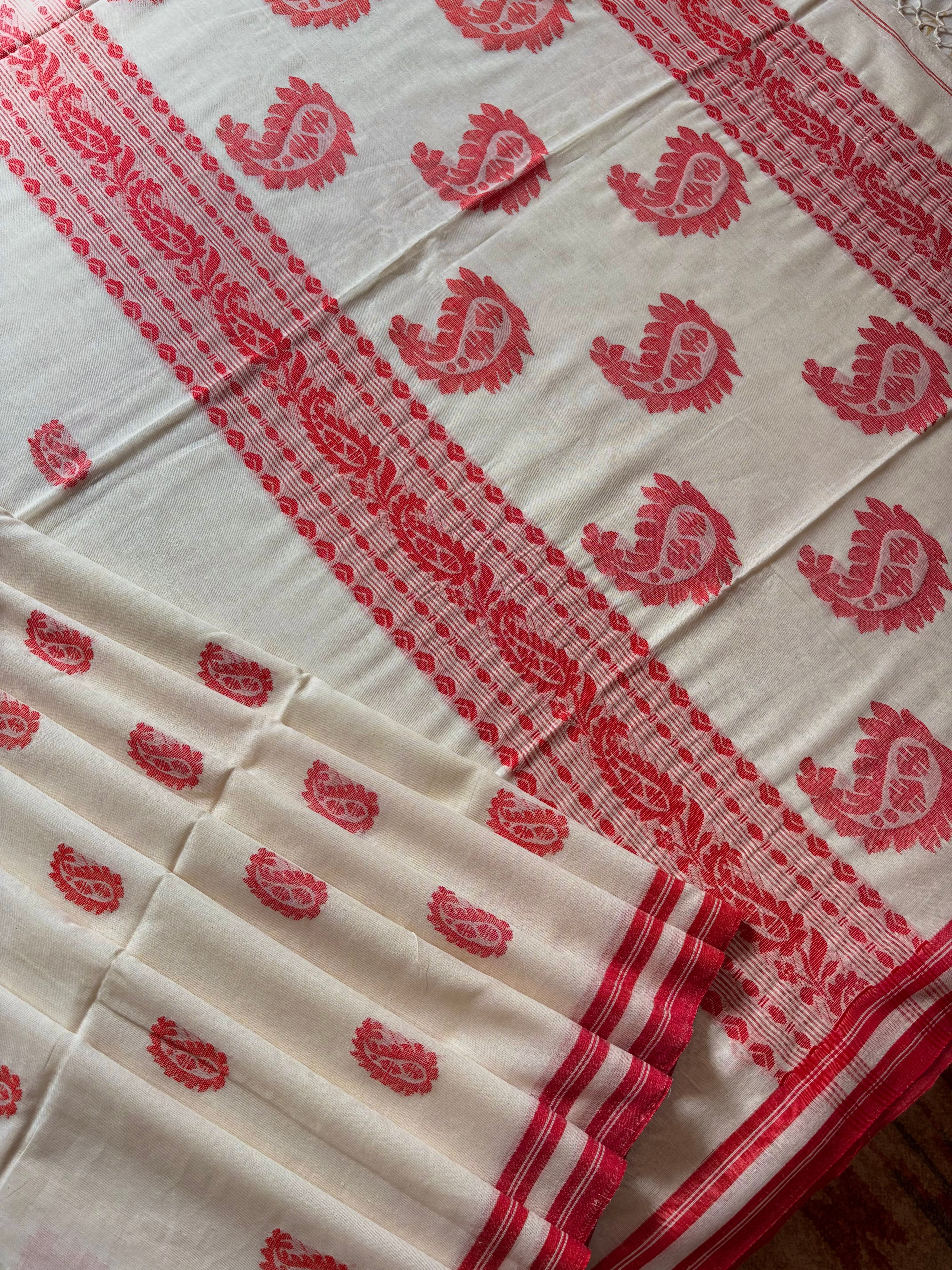 Handwoven Offwhite Red Cotton Jamdani Saree