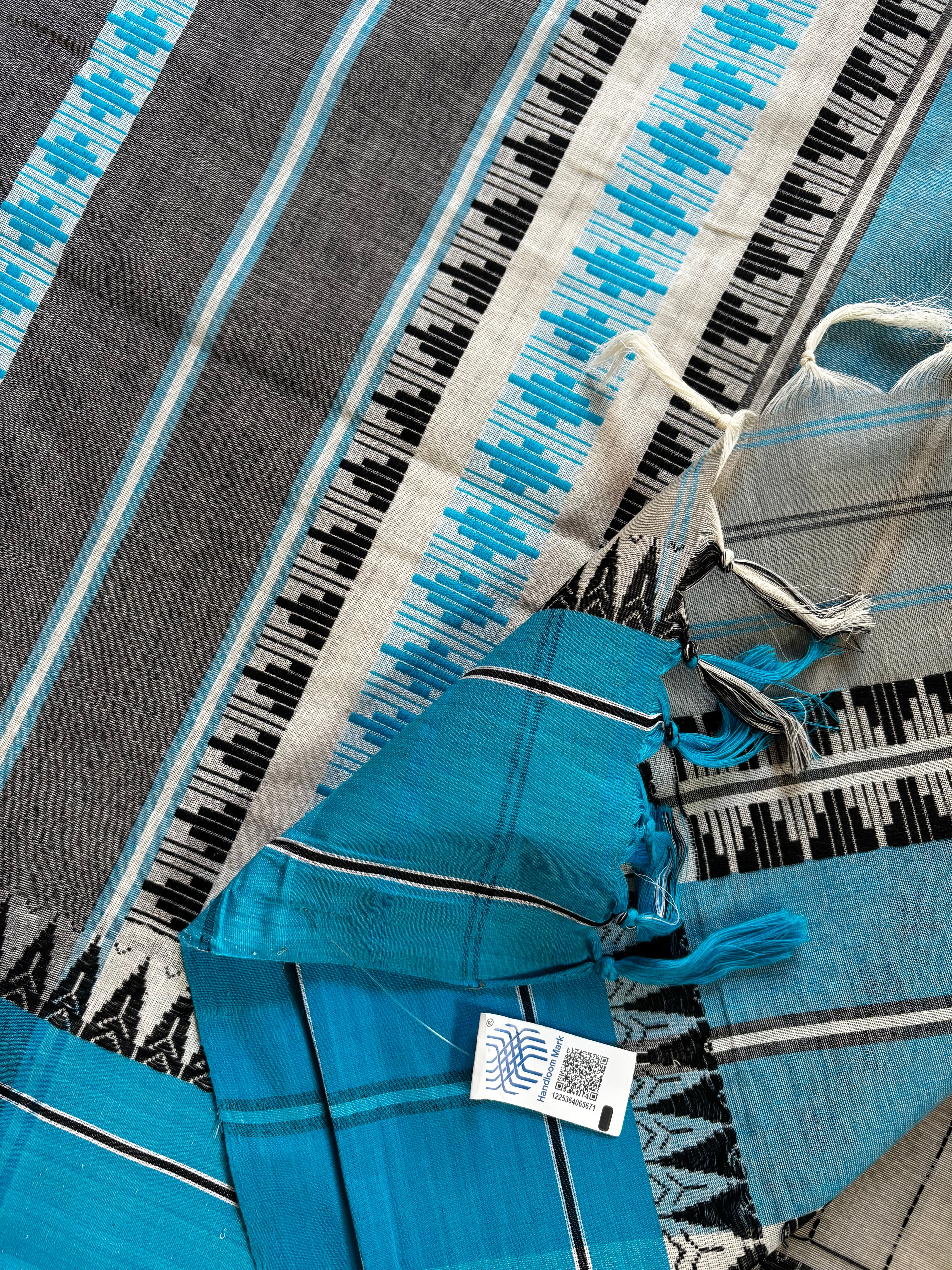 Handwoven Grey Colour Pure Cotton Begampuri Saree