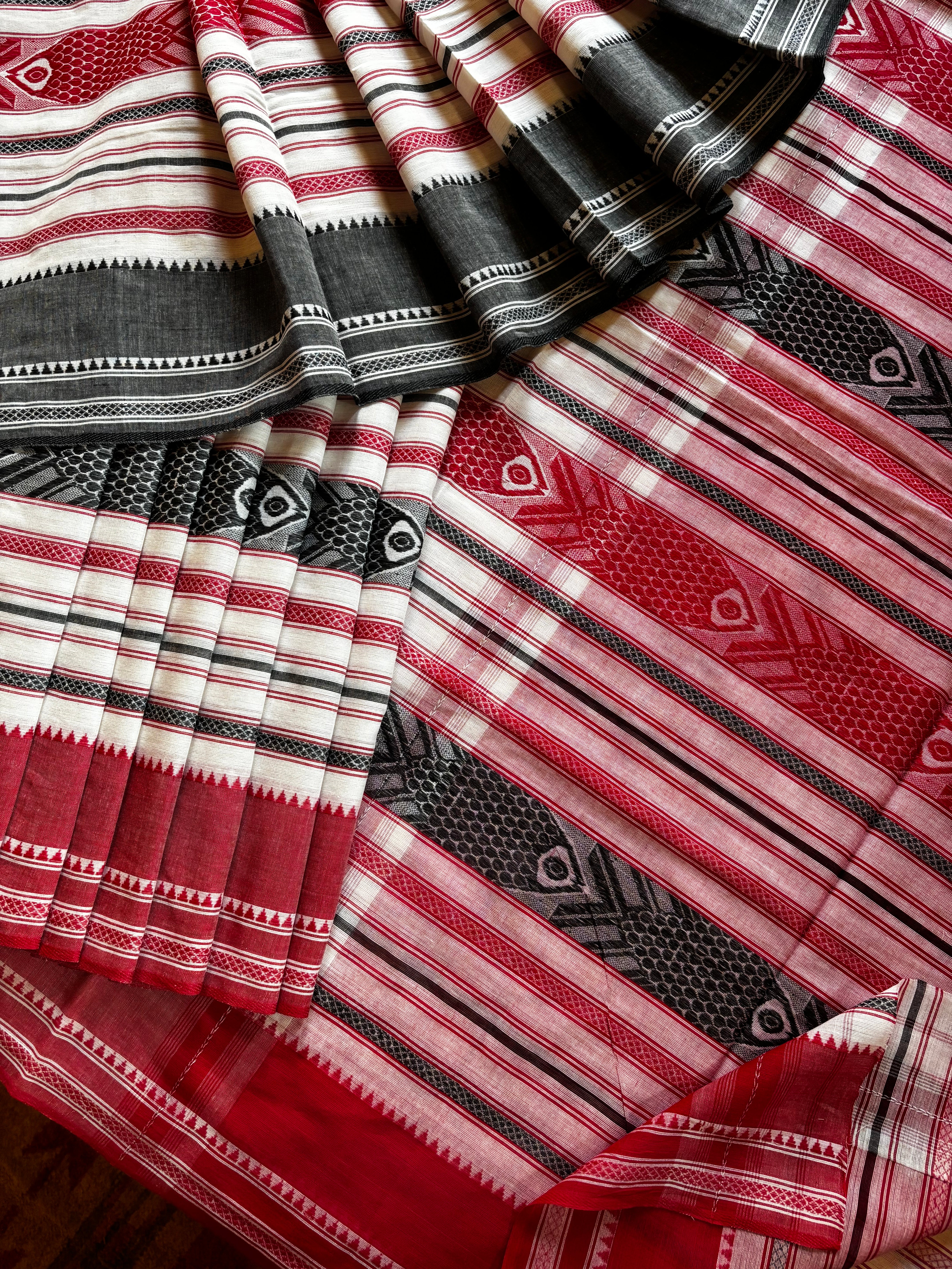 Handwoven White Fish Motifs Dhinekhali Saree