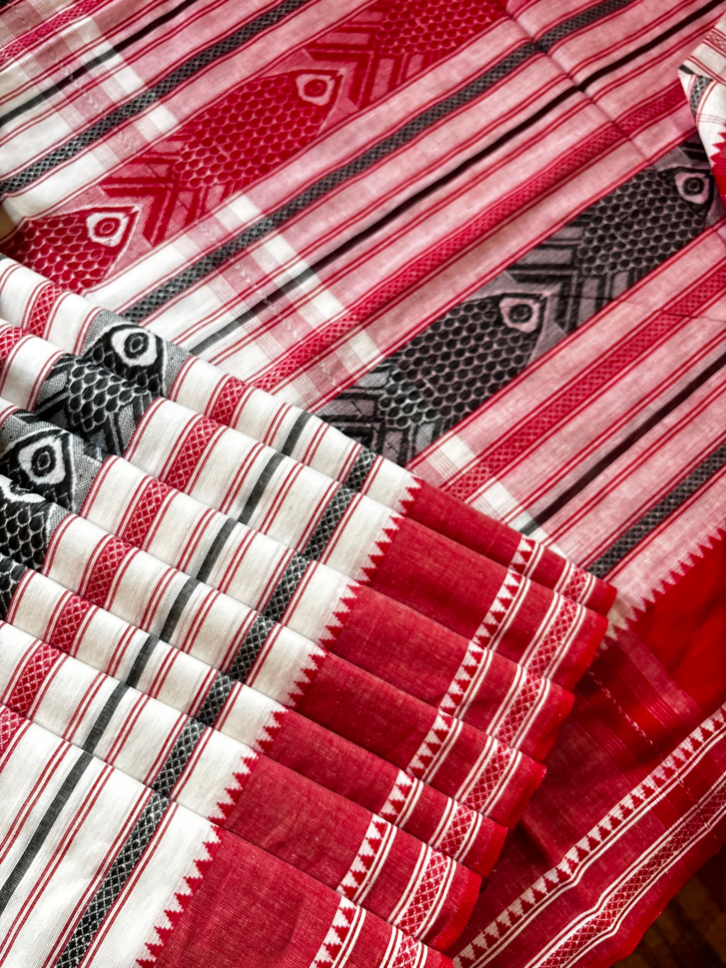 Handwoven White Fish Motifs Dhinekhali Saree