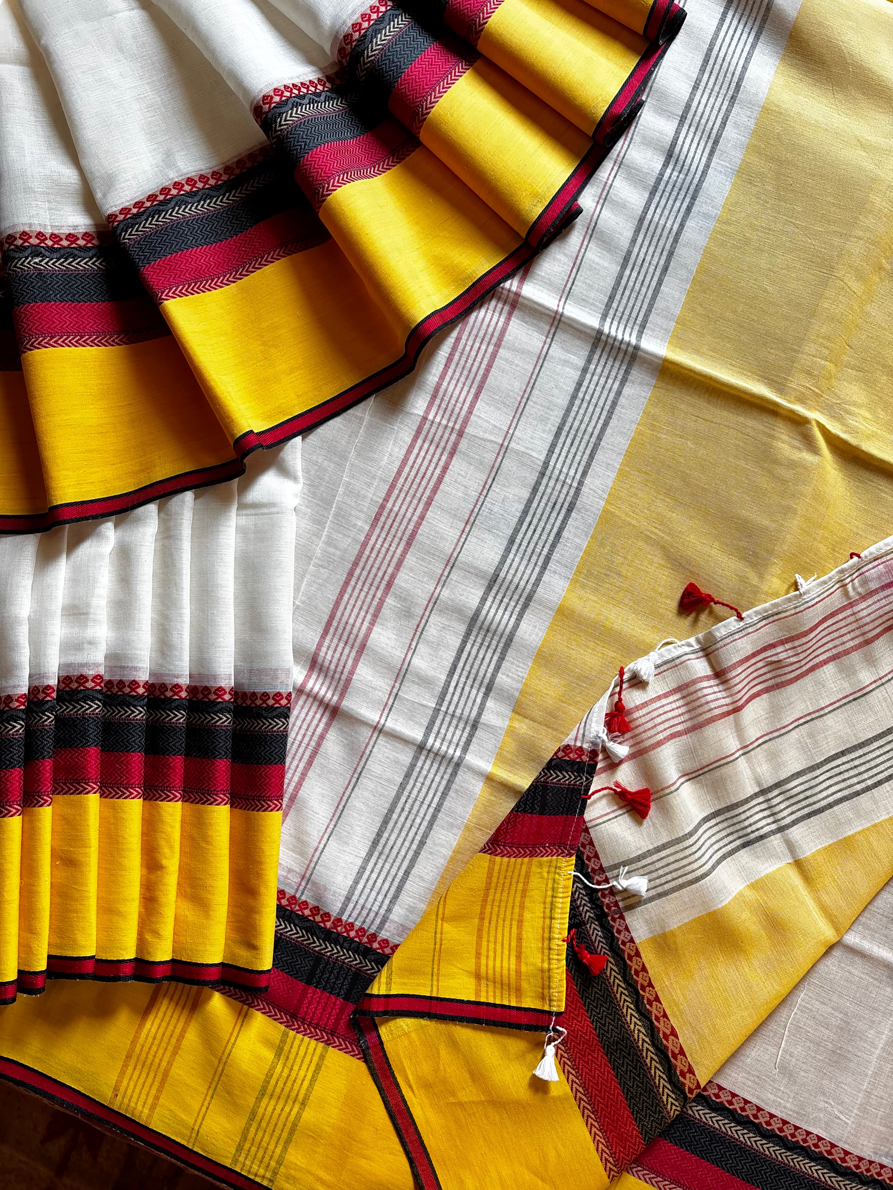 Handwoven Offwhite Phulia Cotton Saree