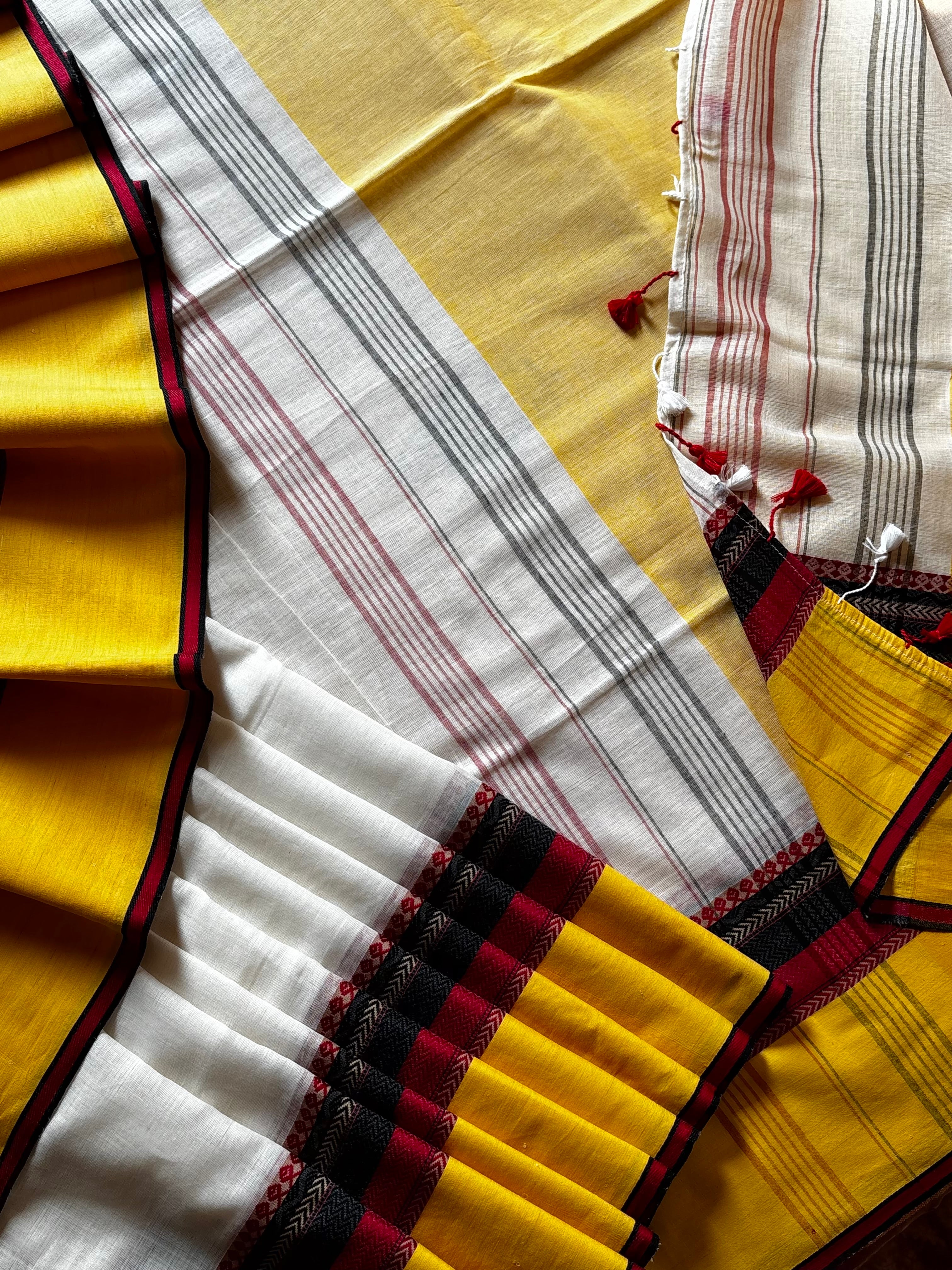 Handwoven Offwhite Phulia Cotton Saree