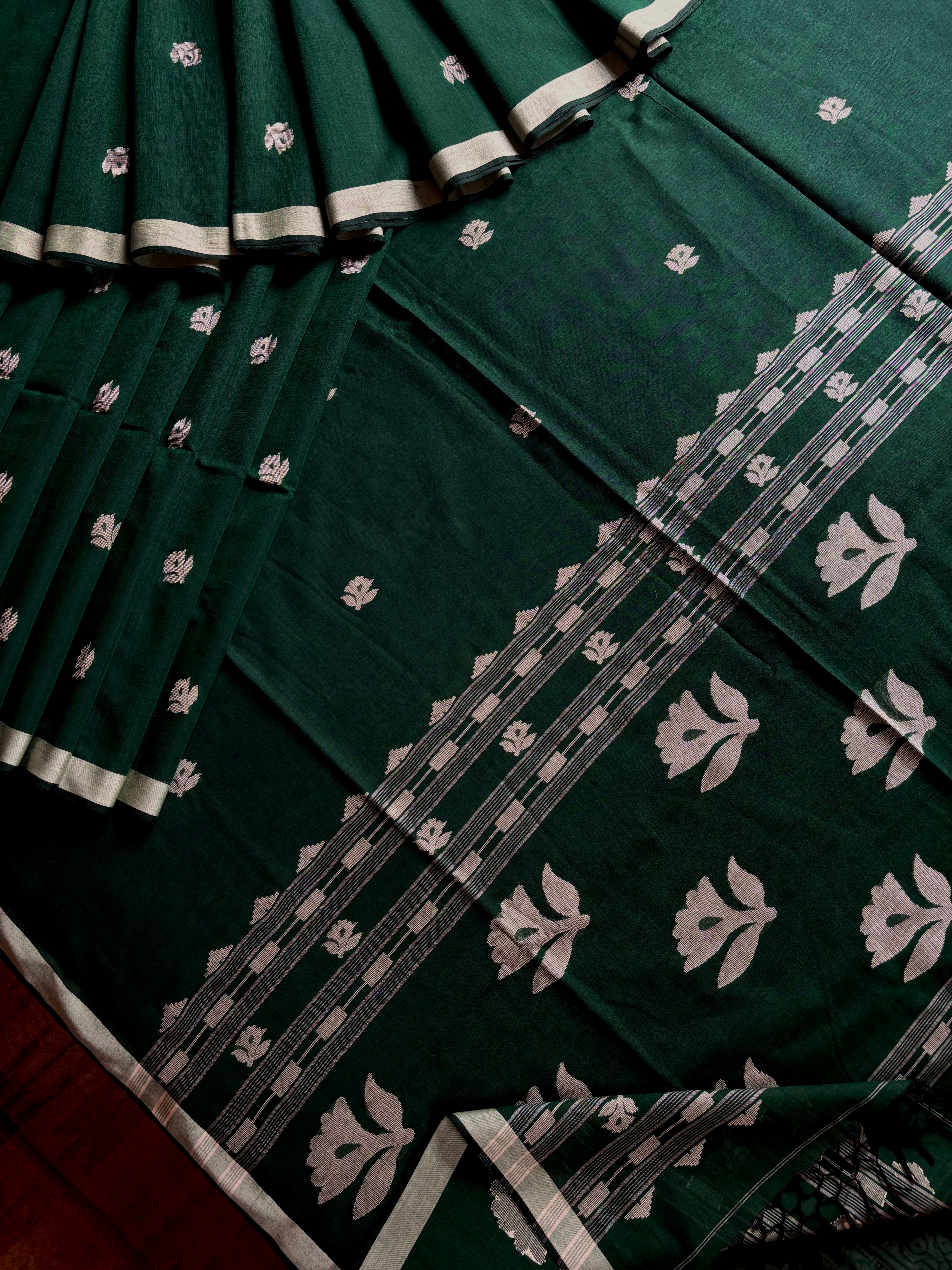 Handwoven Emerald Green Cotton Jamdani Saree