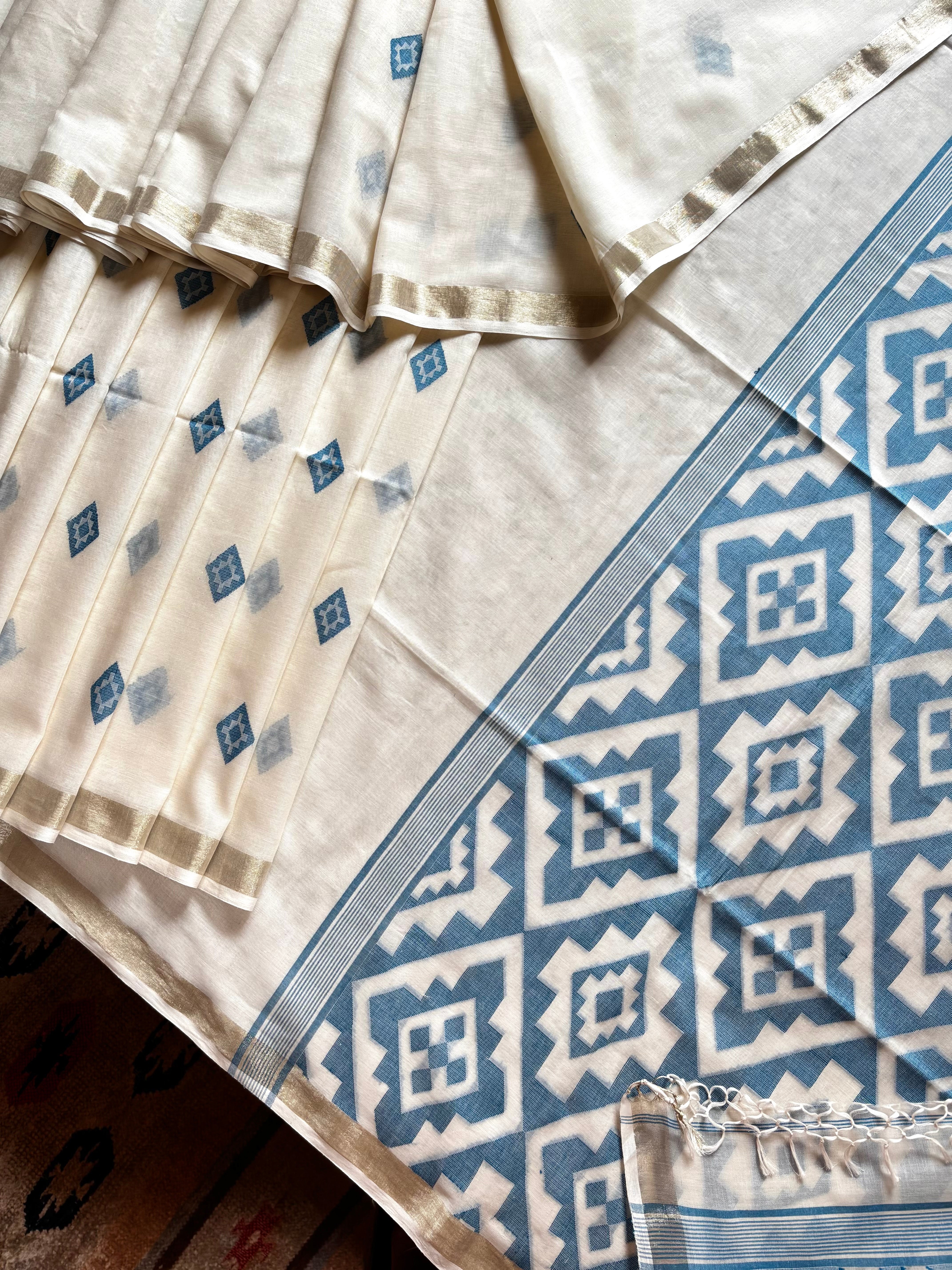 Handwoven Offwhite Blue Cotton Jamdani Saree