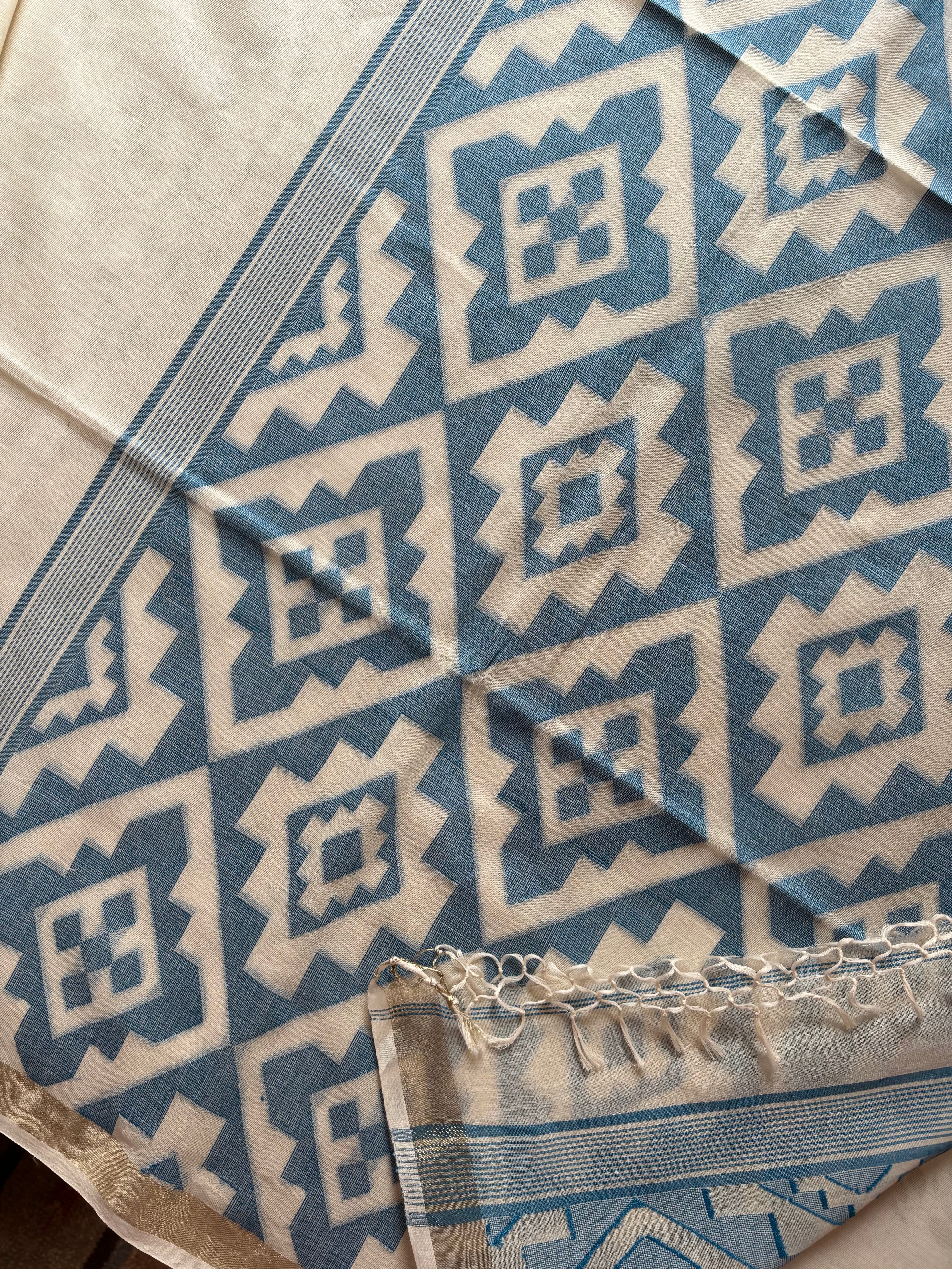 Handwoven Offwhite Blue Cotton Jamdani Saree