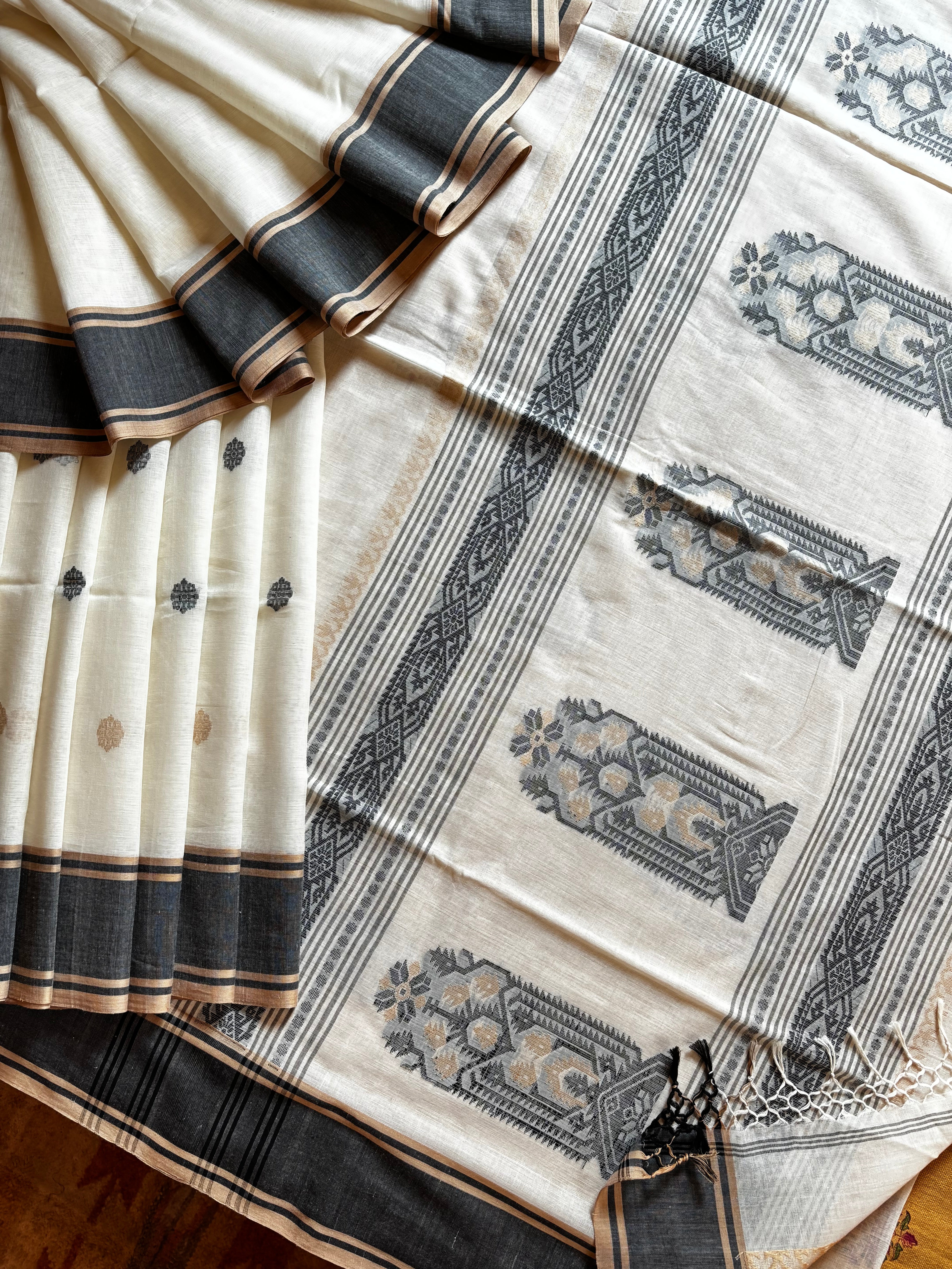 Habdwoven Offwhite Cotton Jamdani Saree