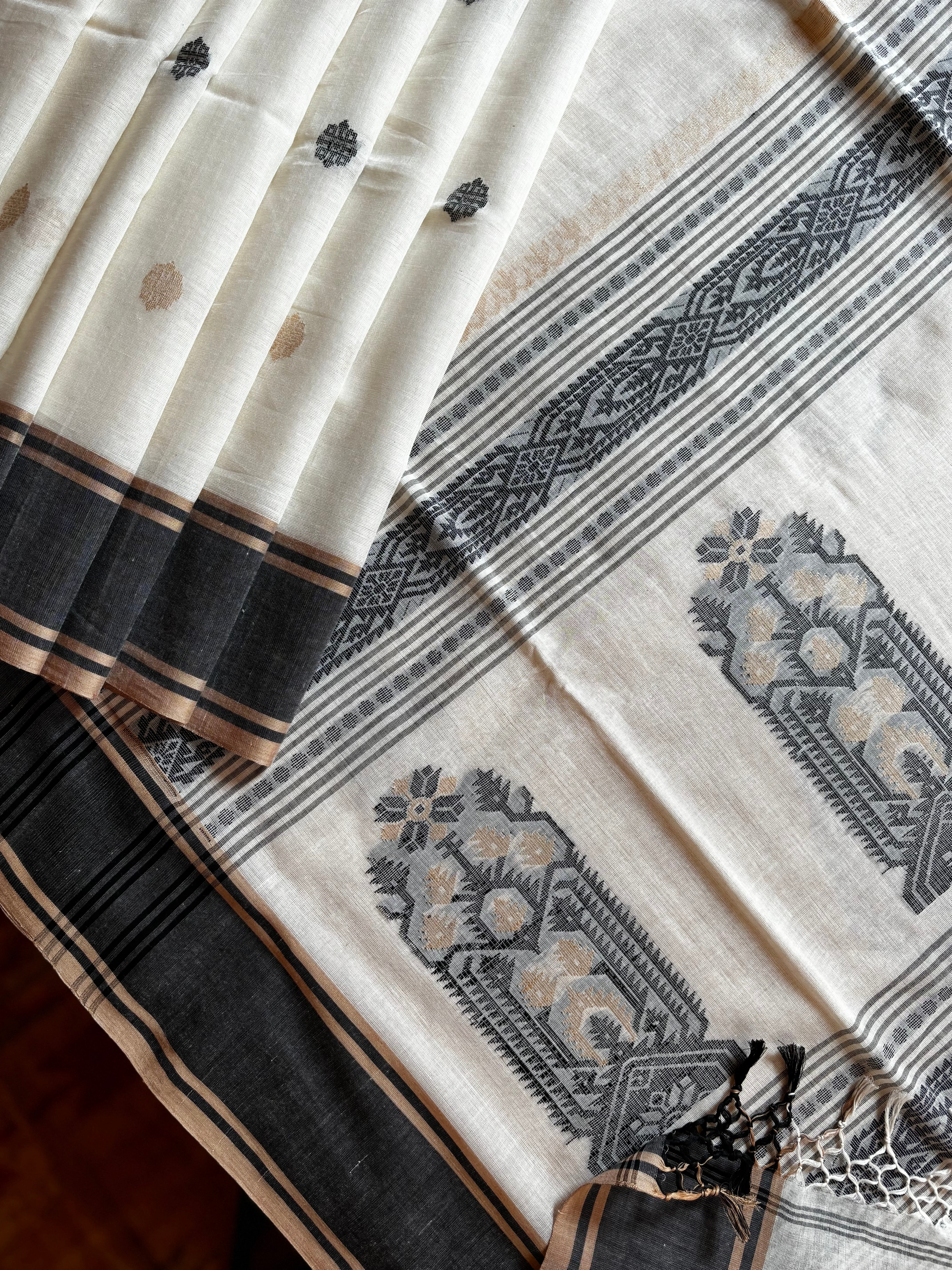 Habdwoven Offwhite Cotton Jamdani Saree
