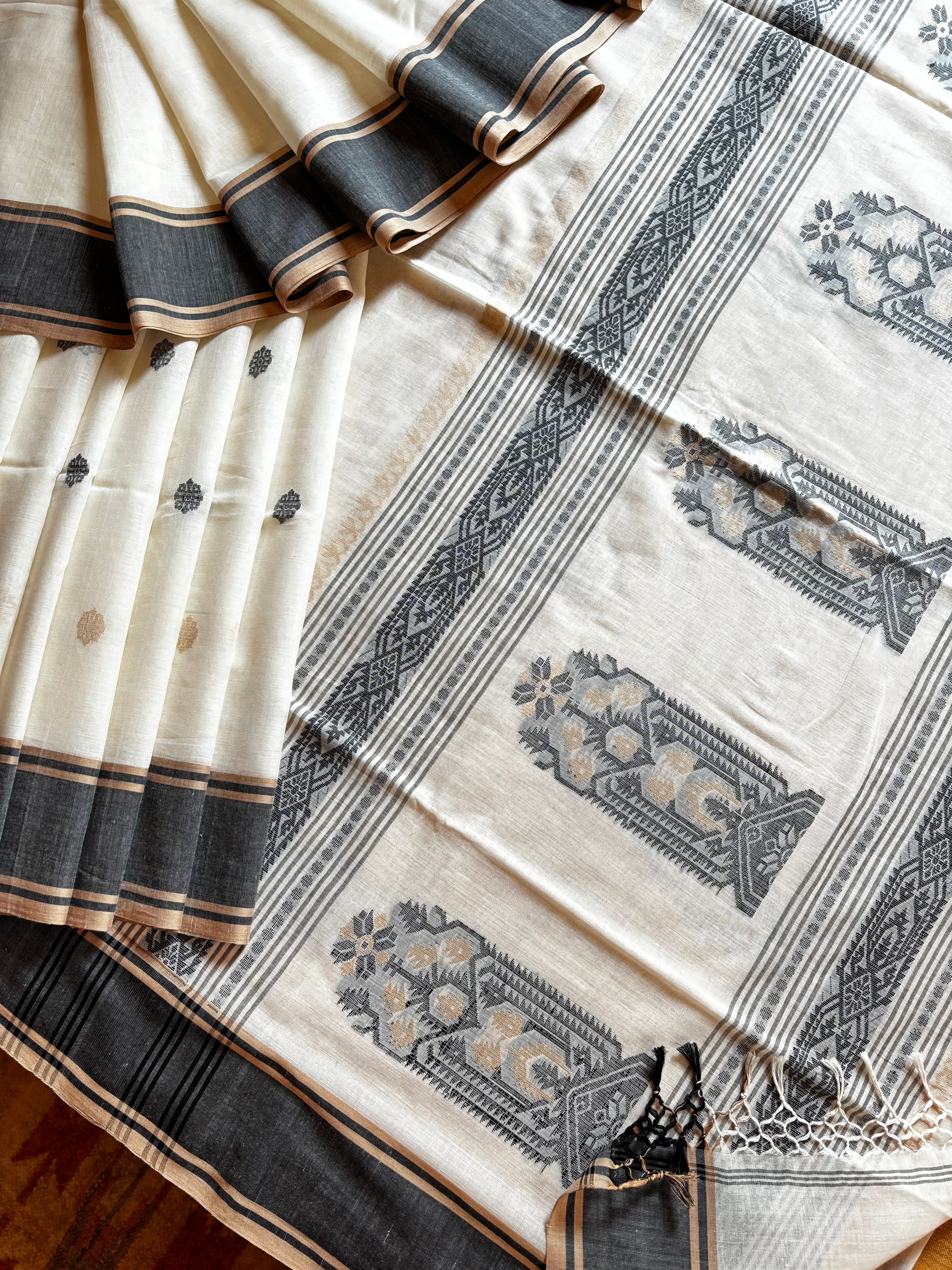 Habdwoven Offwhite Cotton Jamdani Saree