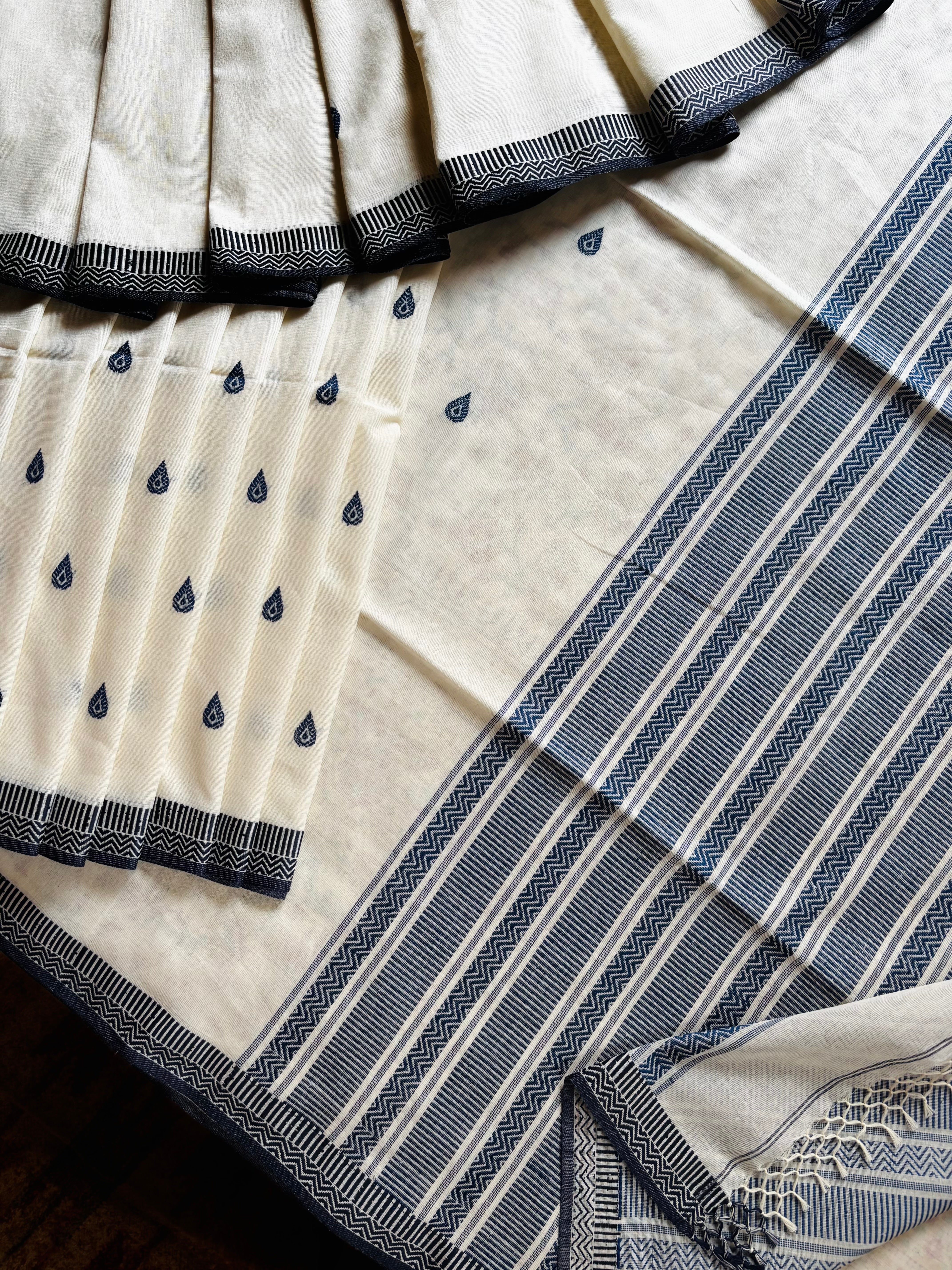 Handwoven Offwhite Navy Colour Phulia Cotton Saree