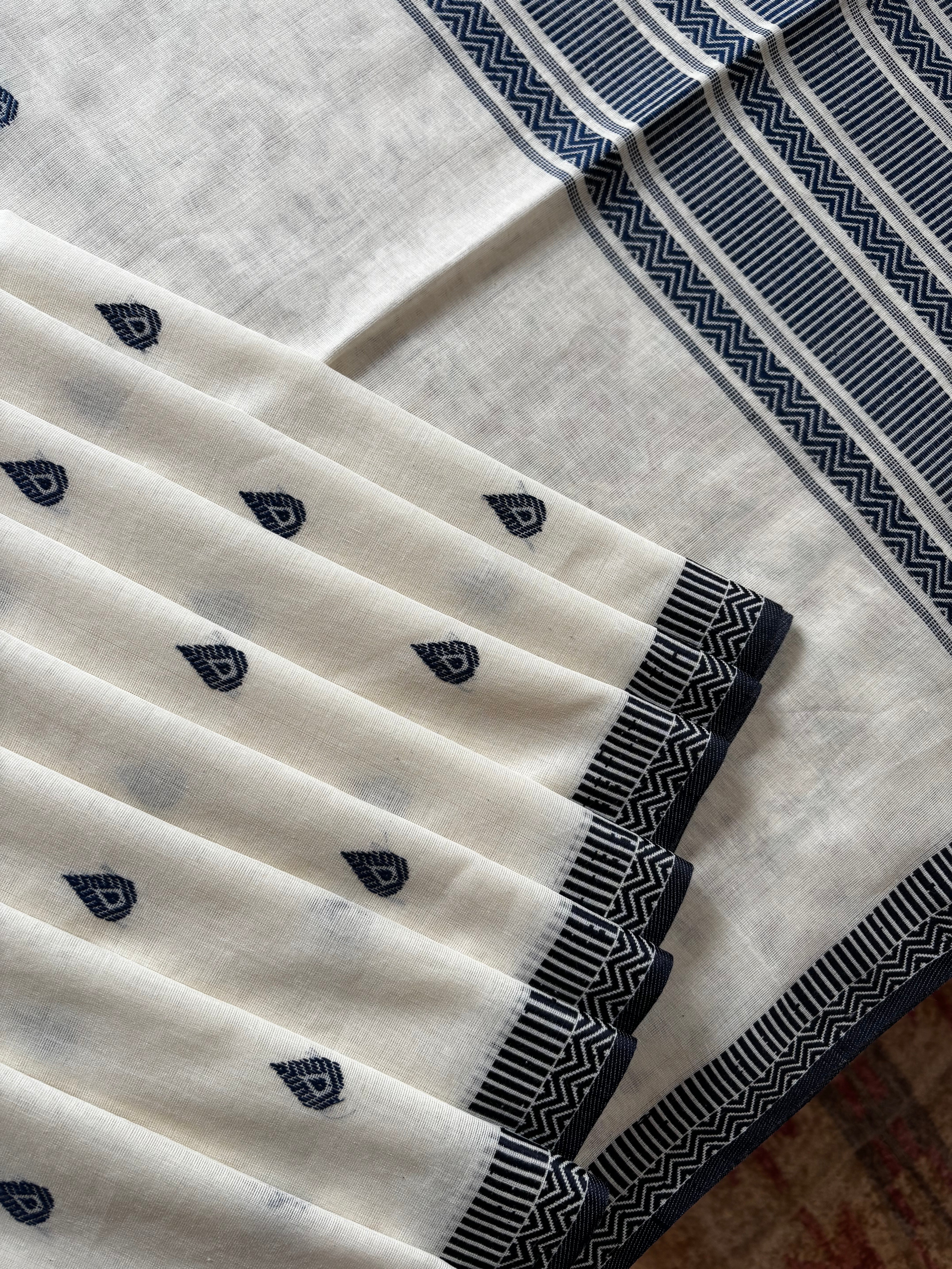 Handwoven Offwhite Navy Colour Phulia Cotton Saree