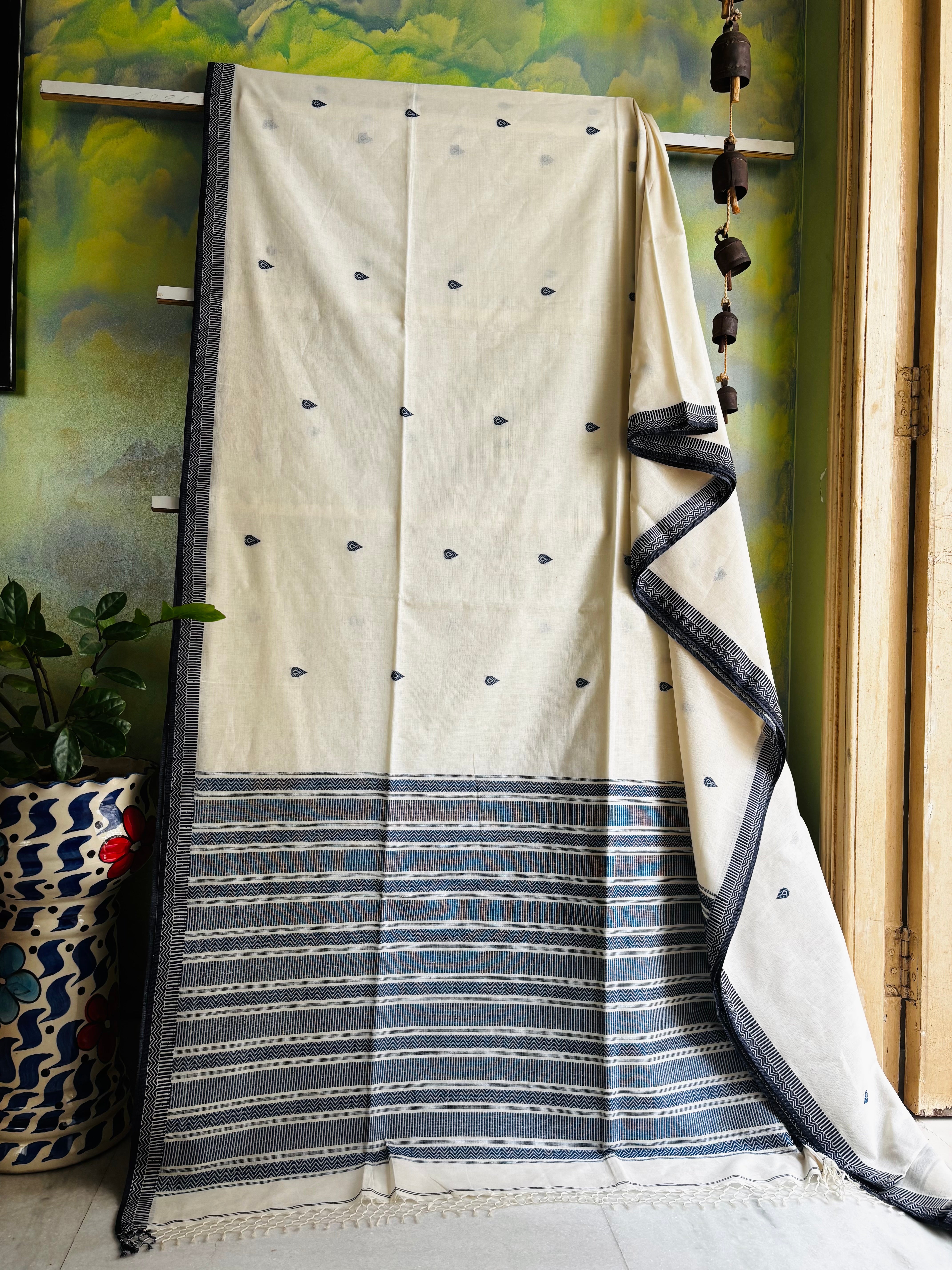 Handwoven Offwhite Navy Colour Phulia Cotton Saree