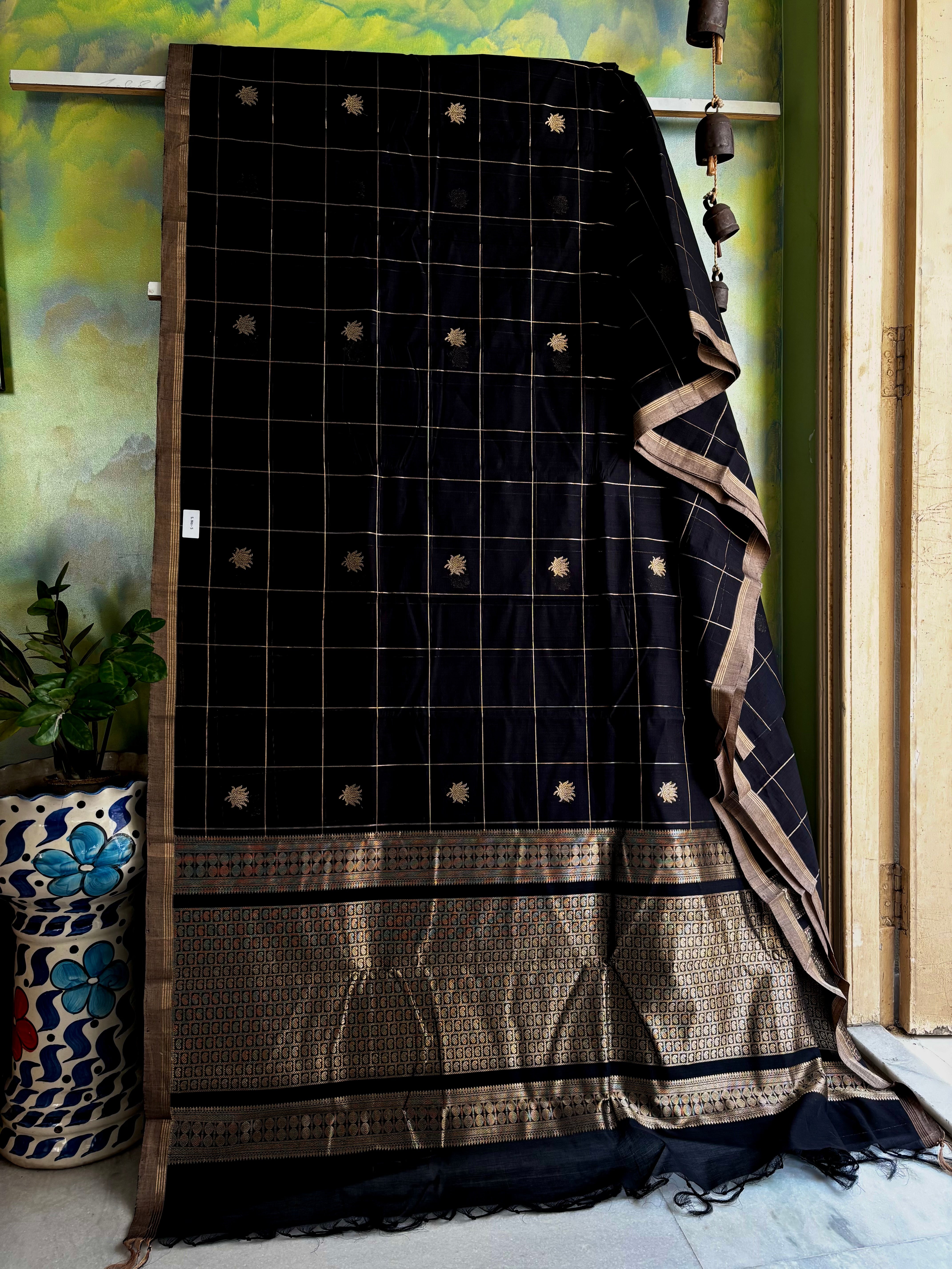 Handwoven Black Colour Kanchipuram Cotton Saree