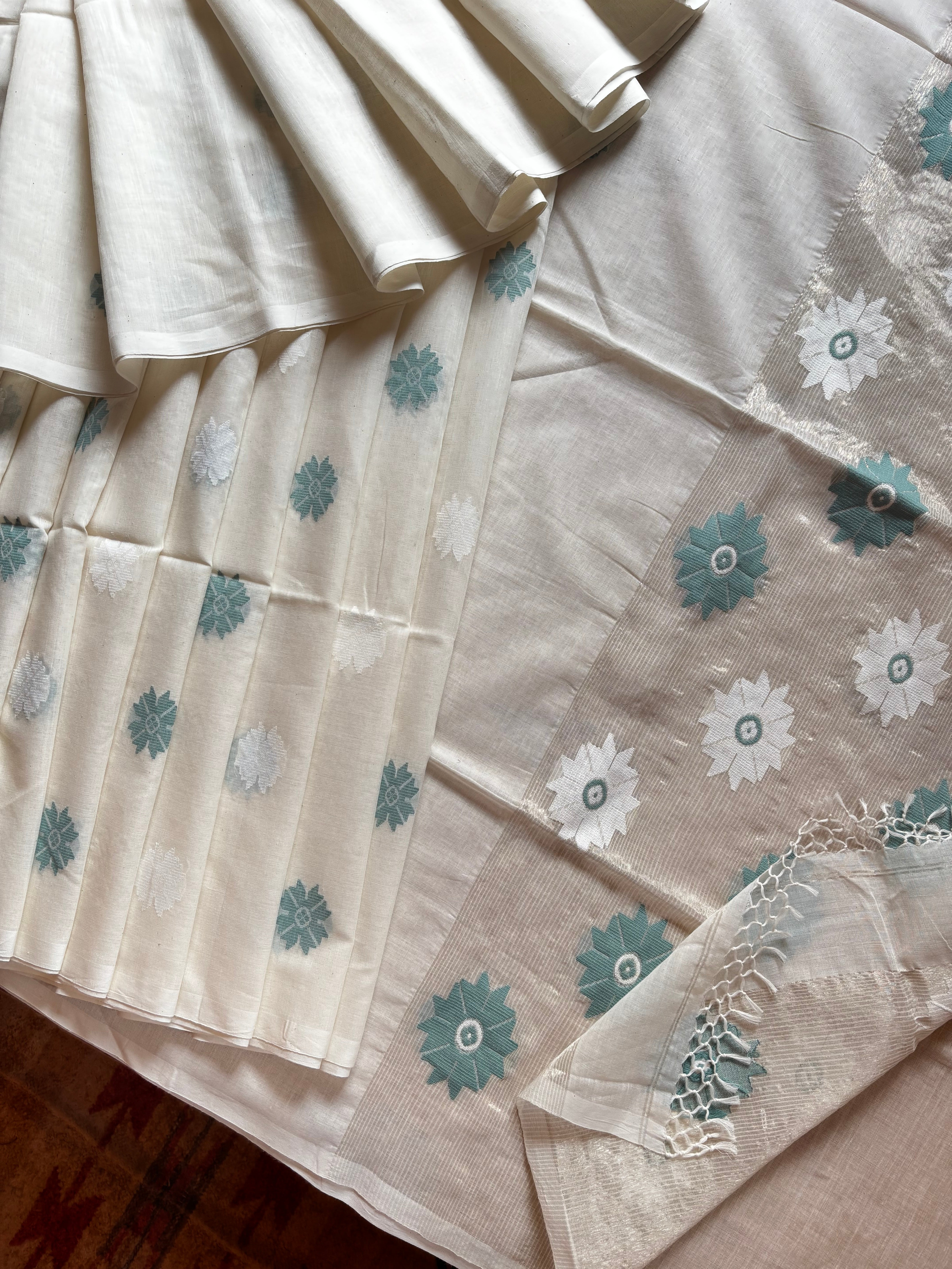 Handwoven Offwhite Cotton Jamdani Saree