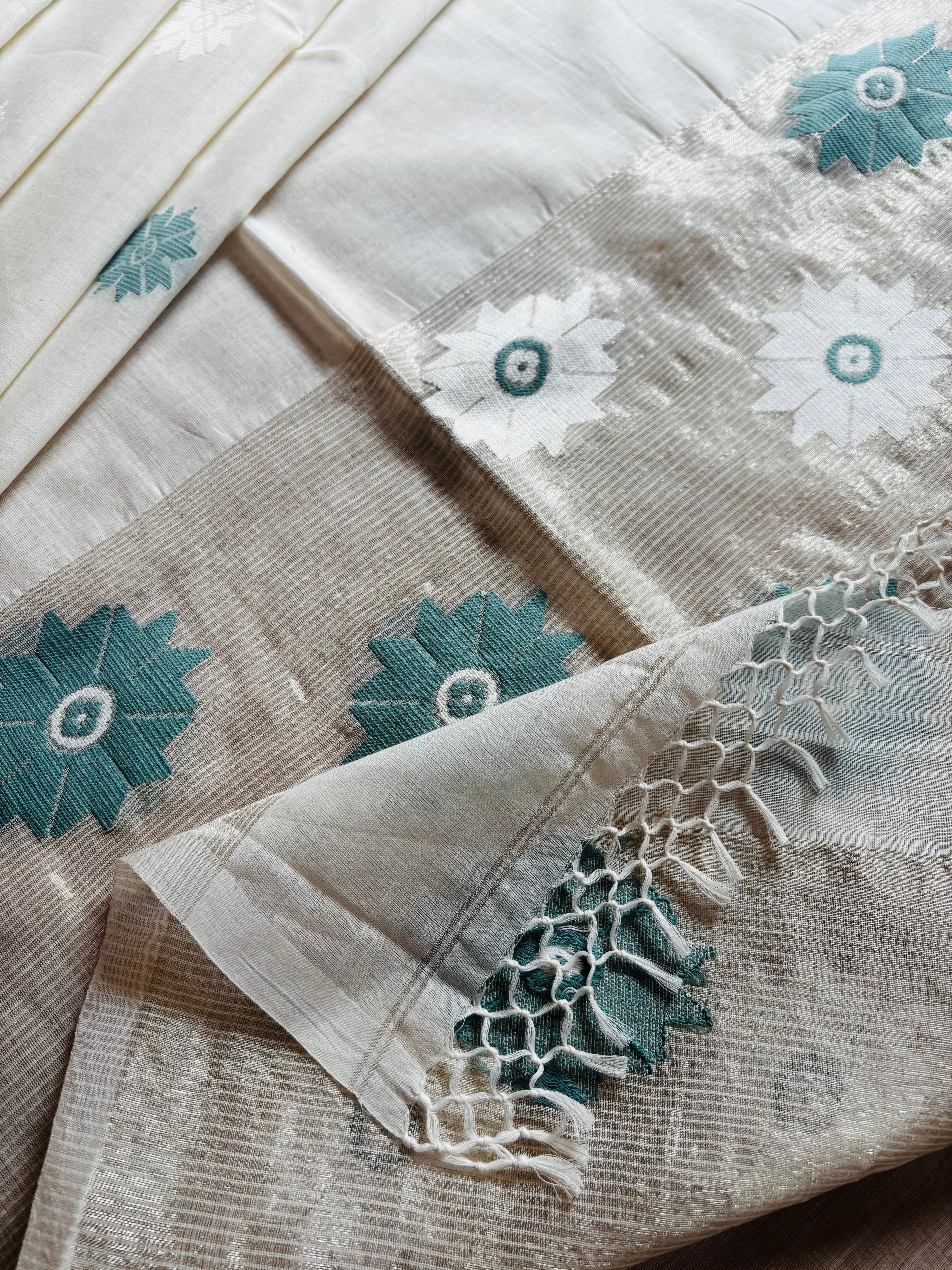 Handwoven Offwhite Cotton Jamdani Saree