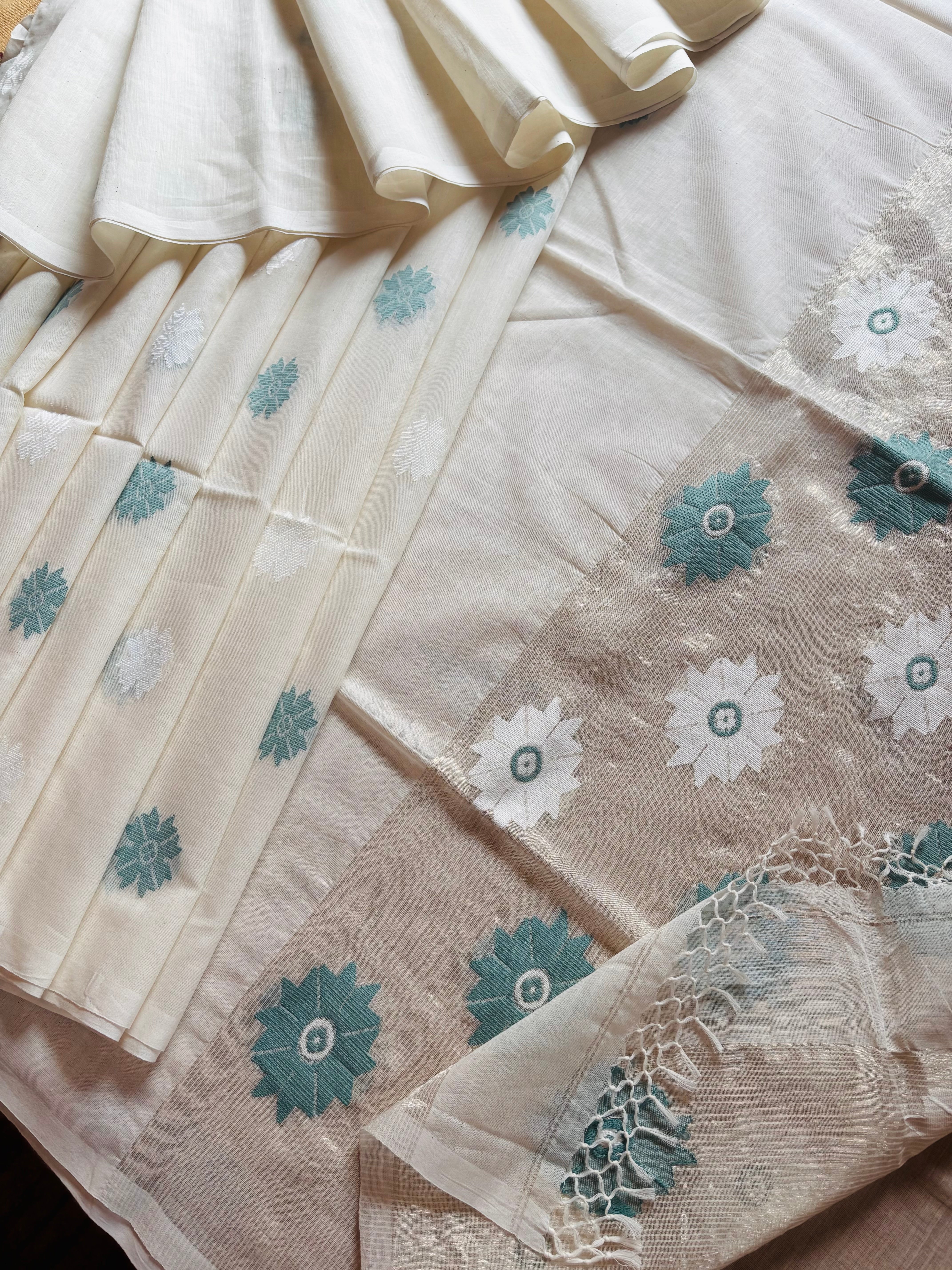 Handwoven Offwhite Cotton Jamdani Saree