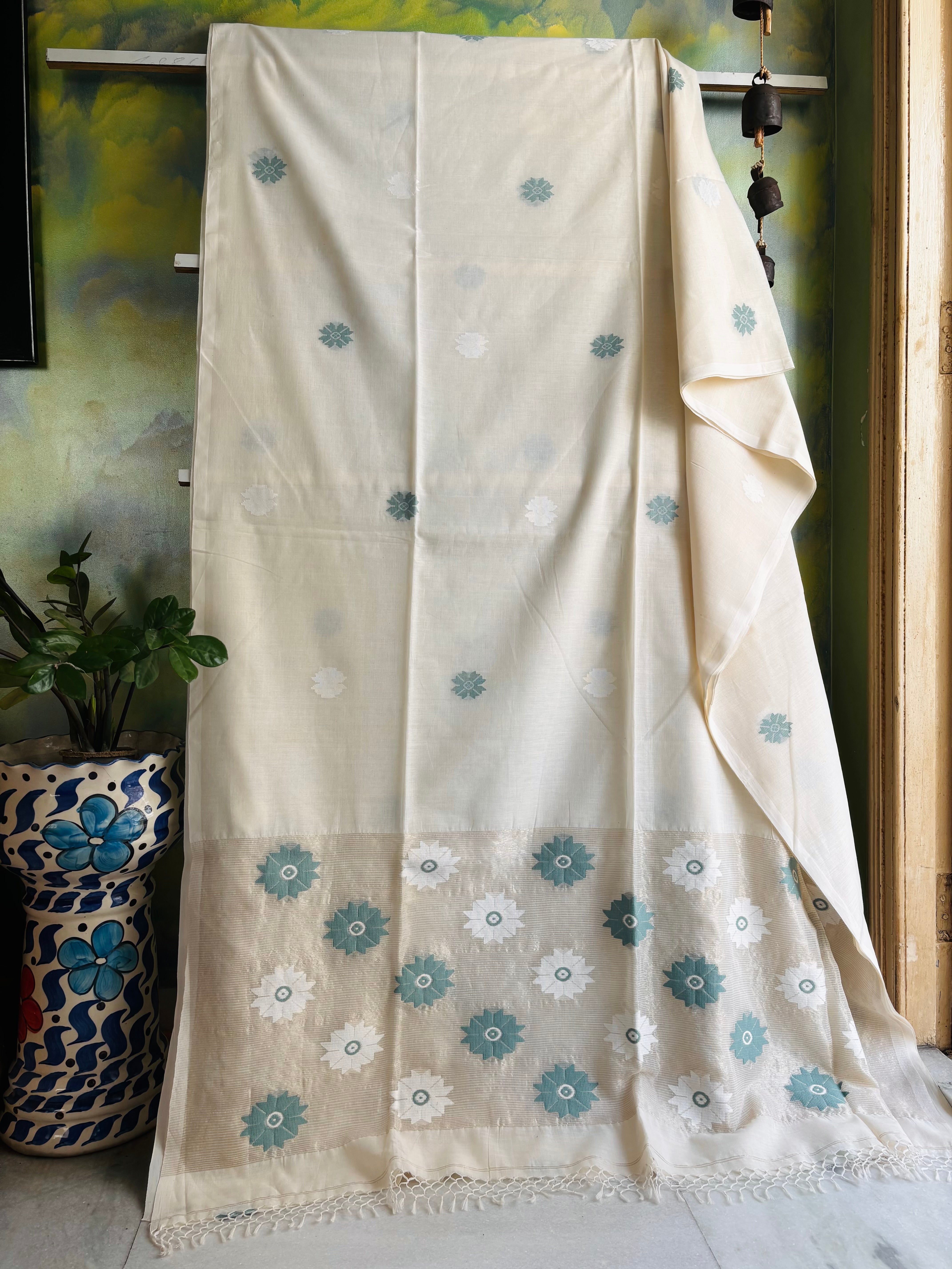 Handwoven Offwhite Cotton Jamdani Saree