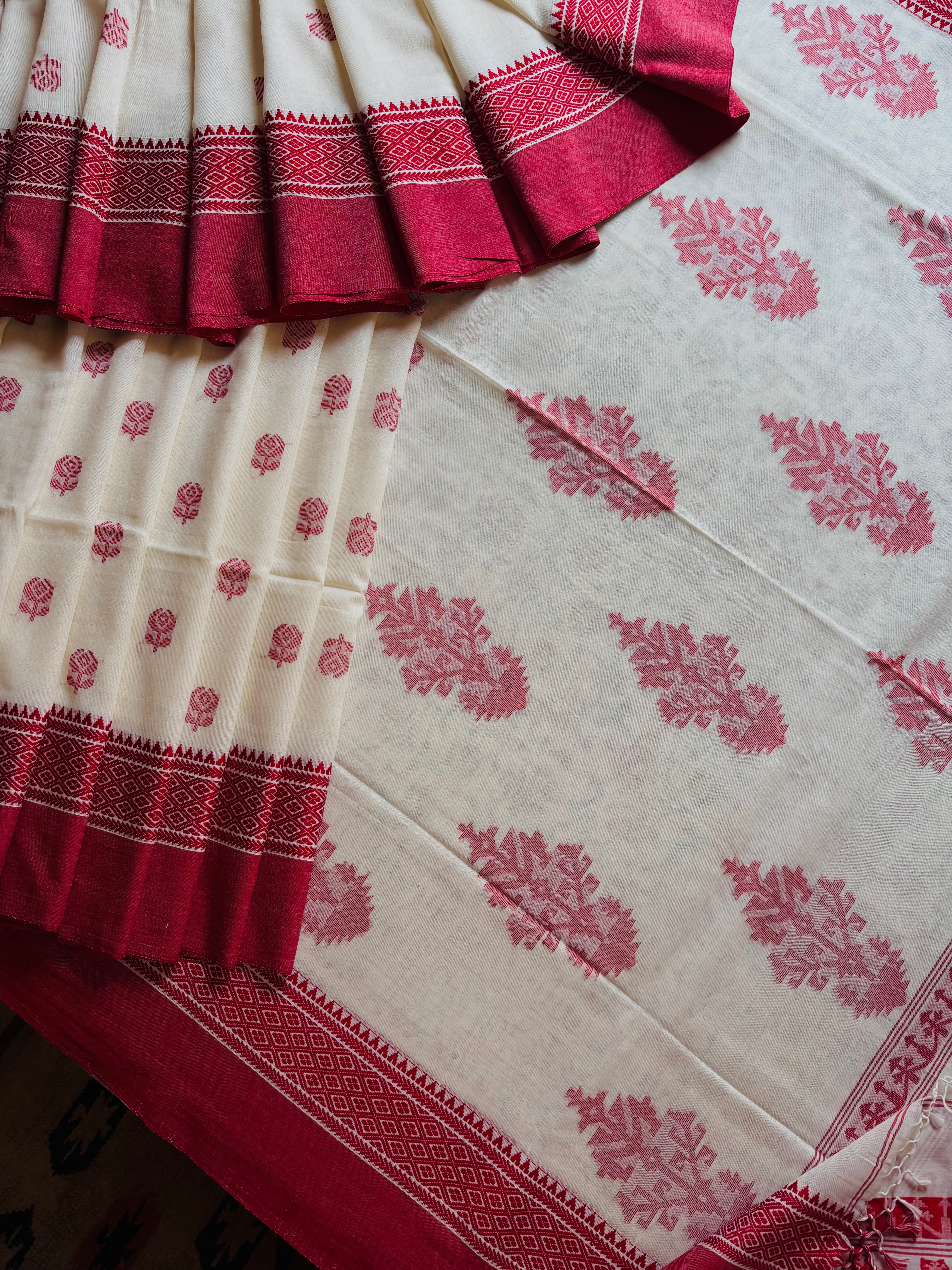 Handwoven Offwhite Red Phulia Cotton Jamdani Saree