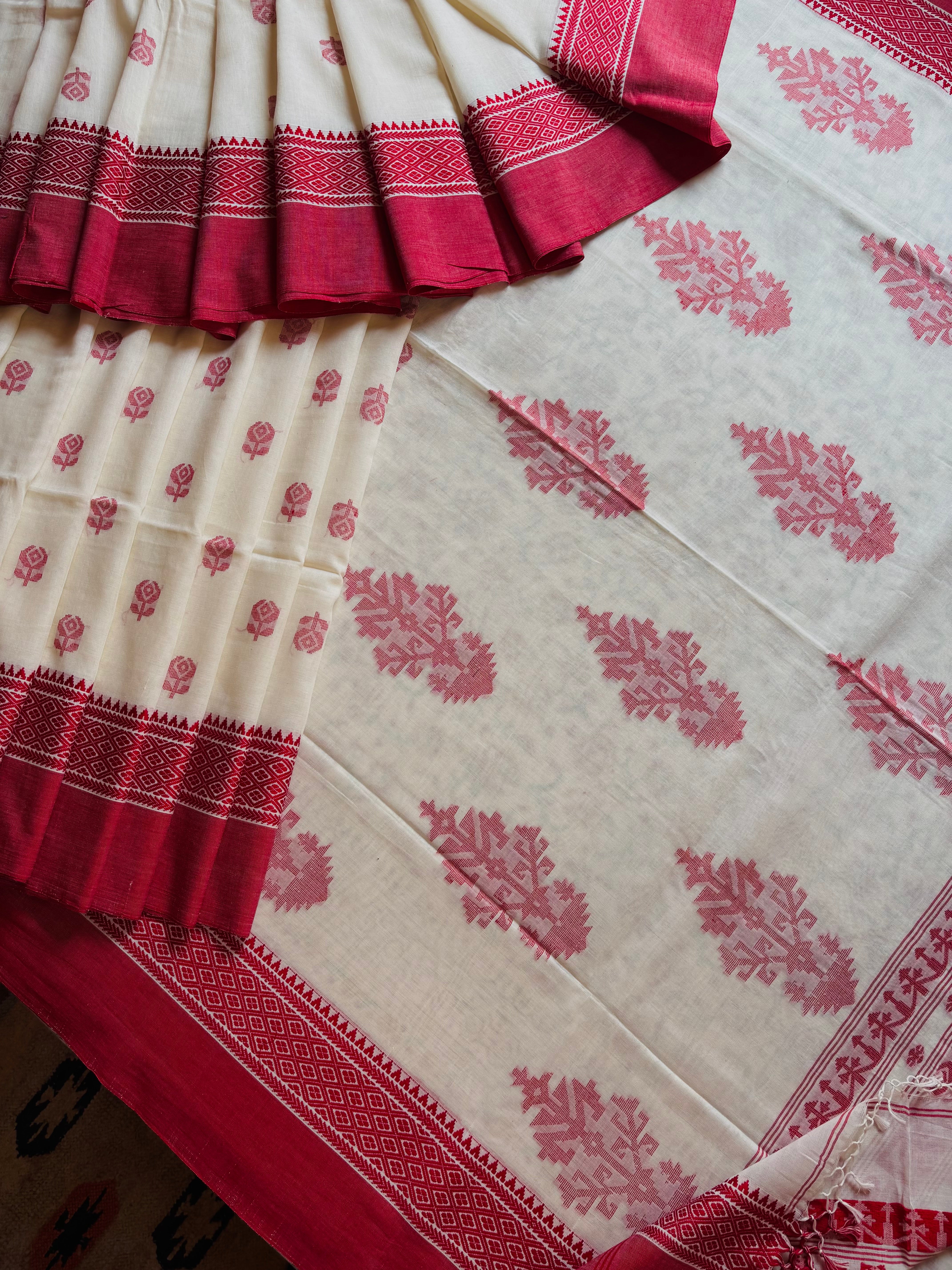 Handwoven Offwhite Red Phulia Cotton Jamdani Saree