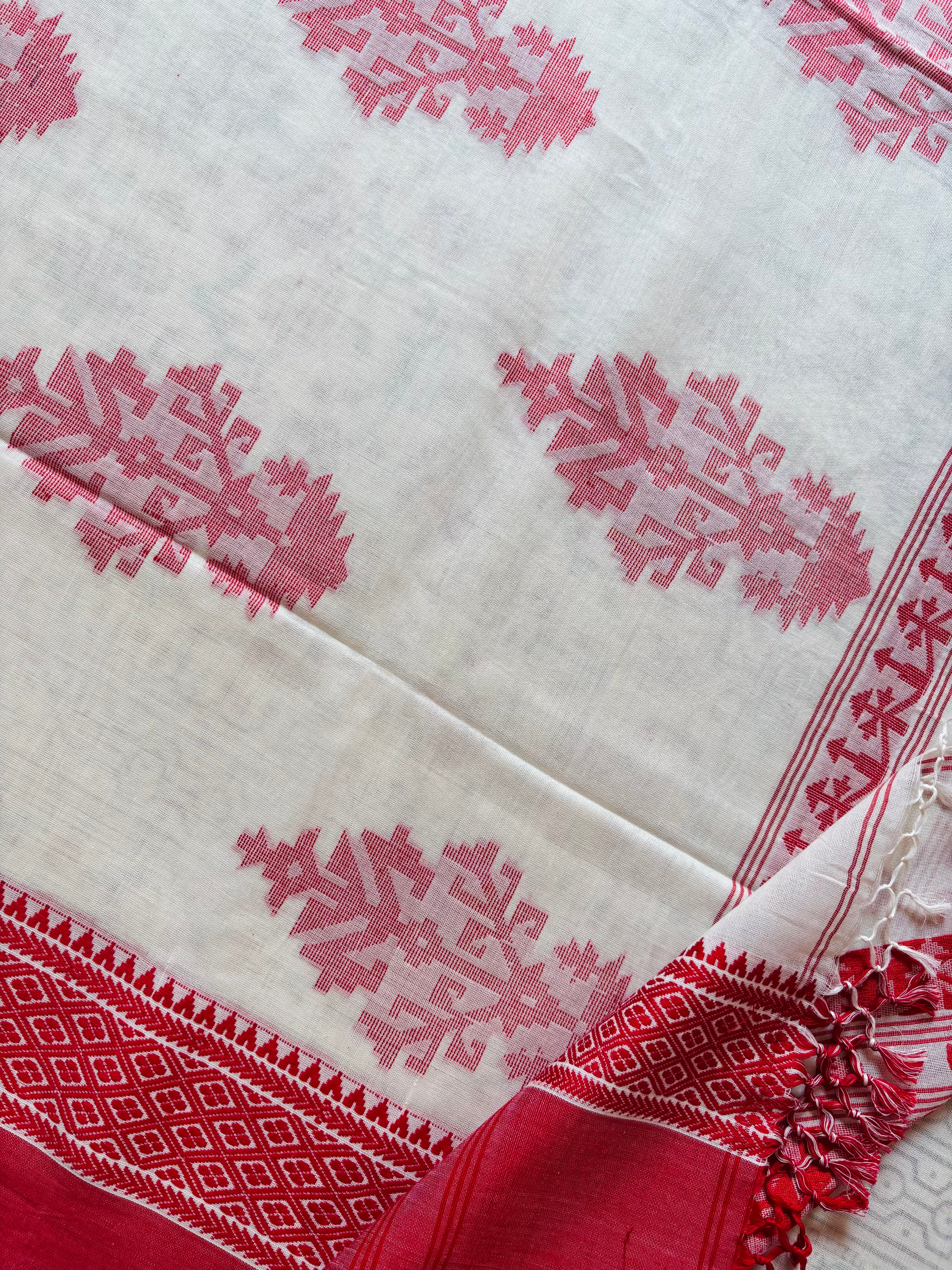 Handwoven Offwhite Red Phulia Cotton Jamdani Saree