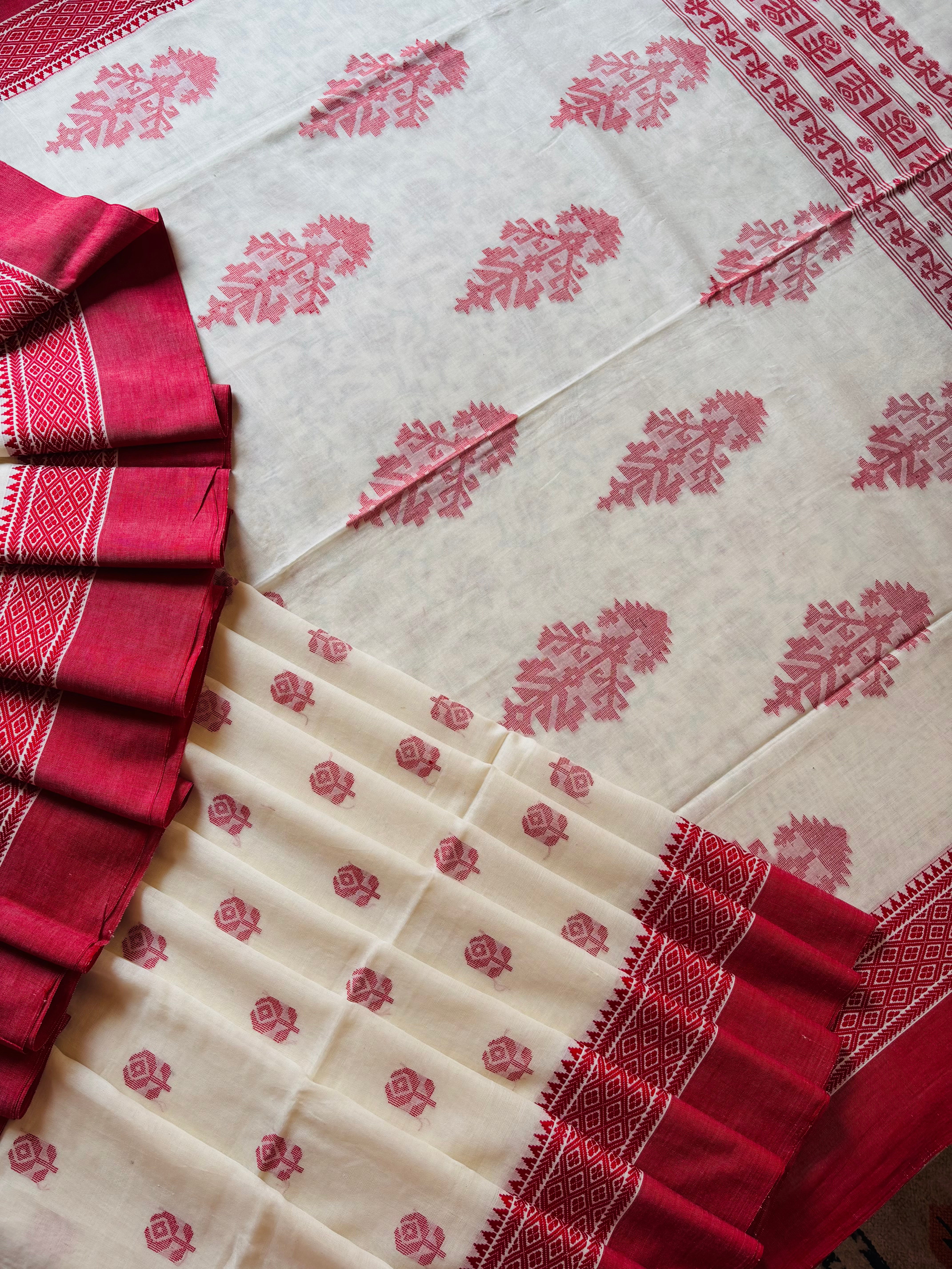 Handwoven Offwhite Red Phulia Cotton Jamdani Saree