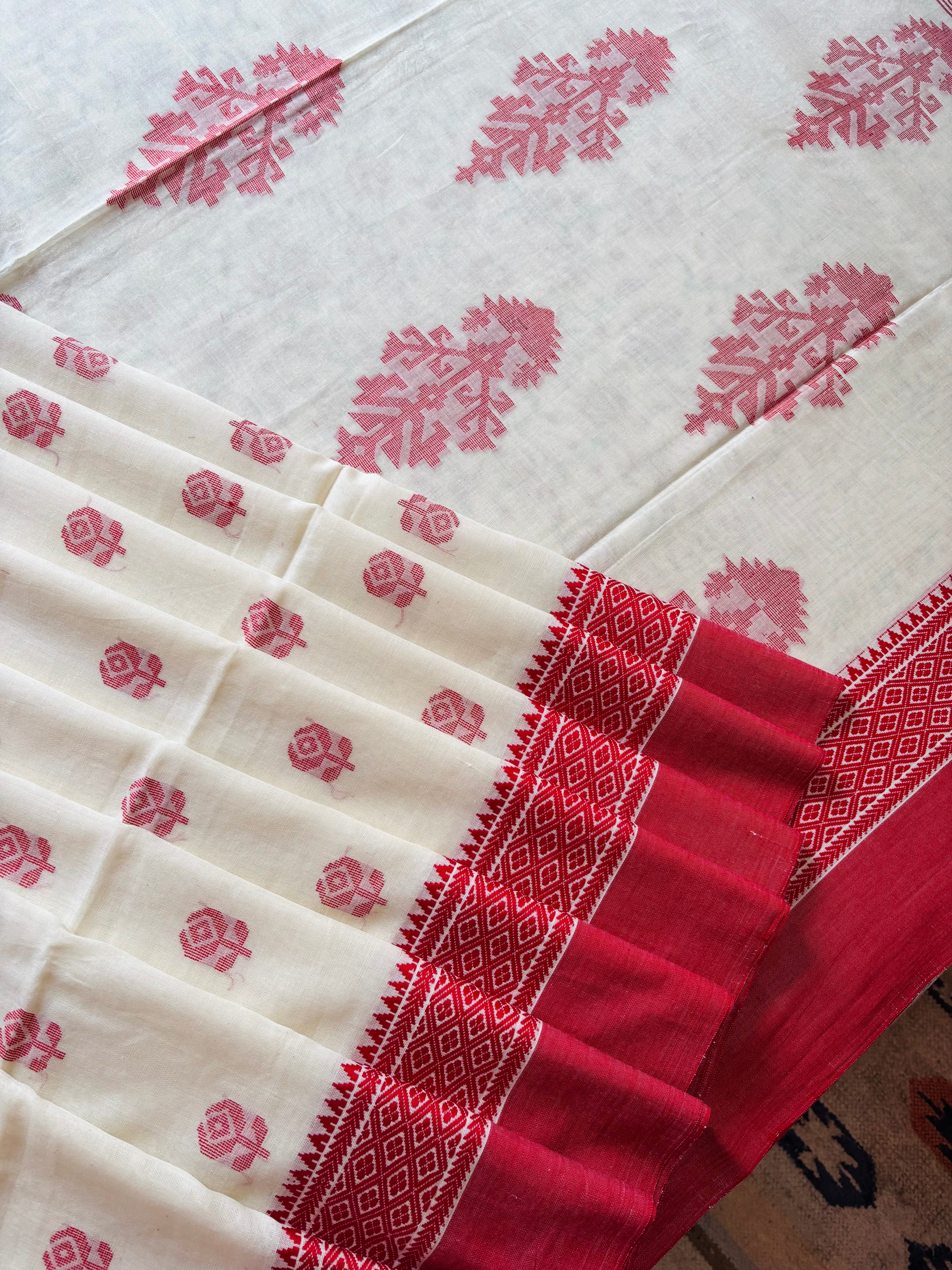 Handwoven Offwhite Red Phulia Cotton Jamdani Saree